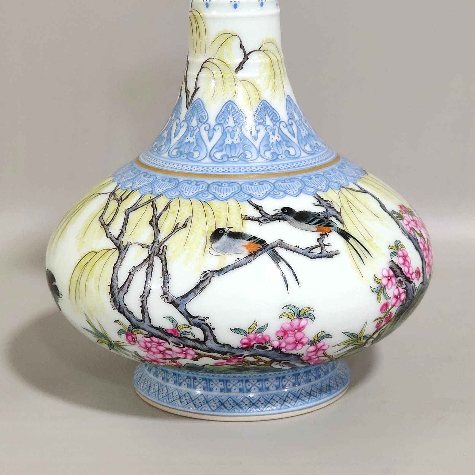 Qing Dynasty Yongzheng Famille Rose Porcelain vase with green edges