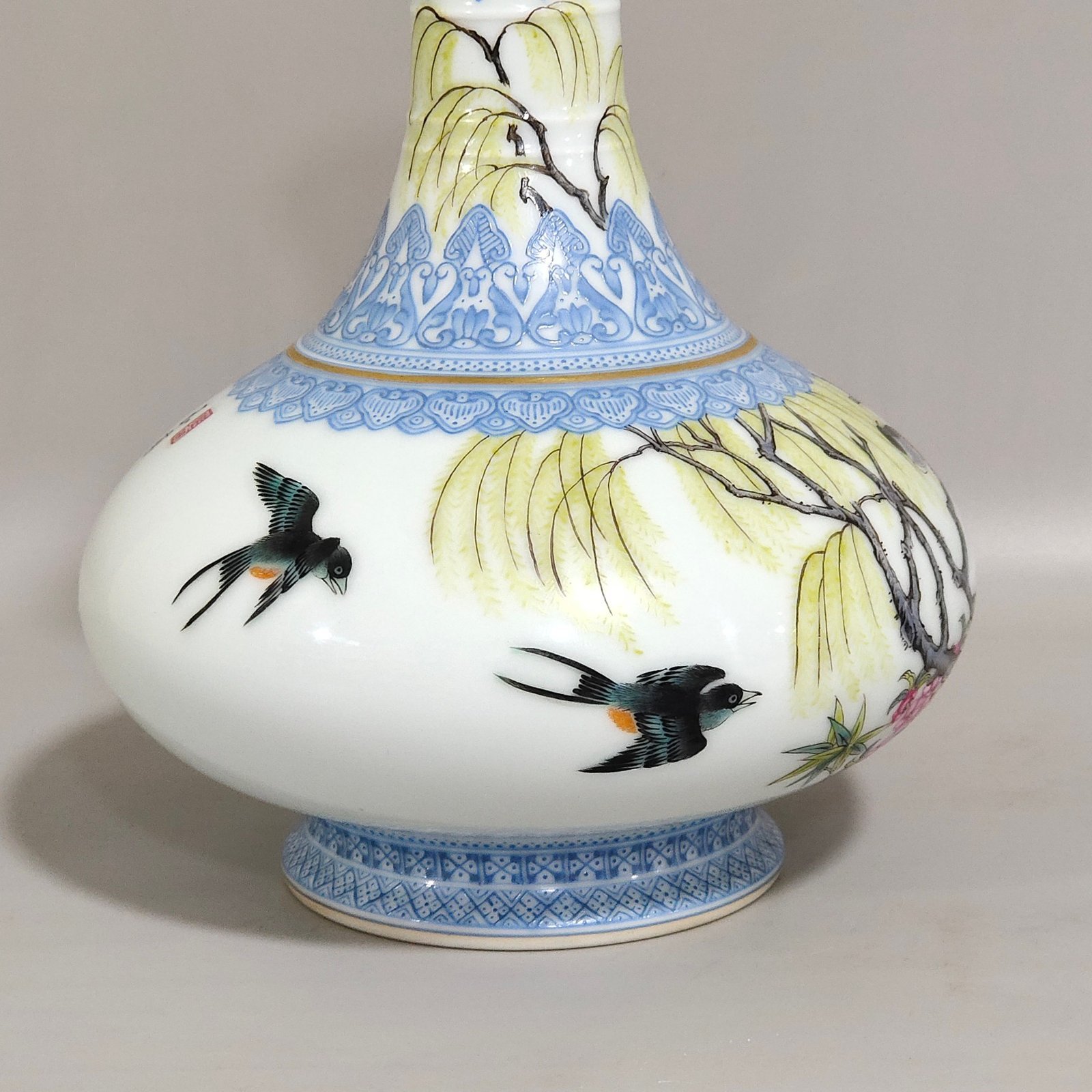 Qing Dynasty Yongzheng Famille Rose Porcelain vase with green edges