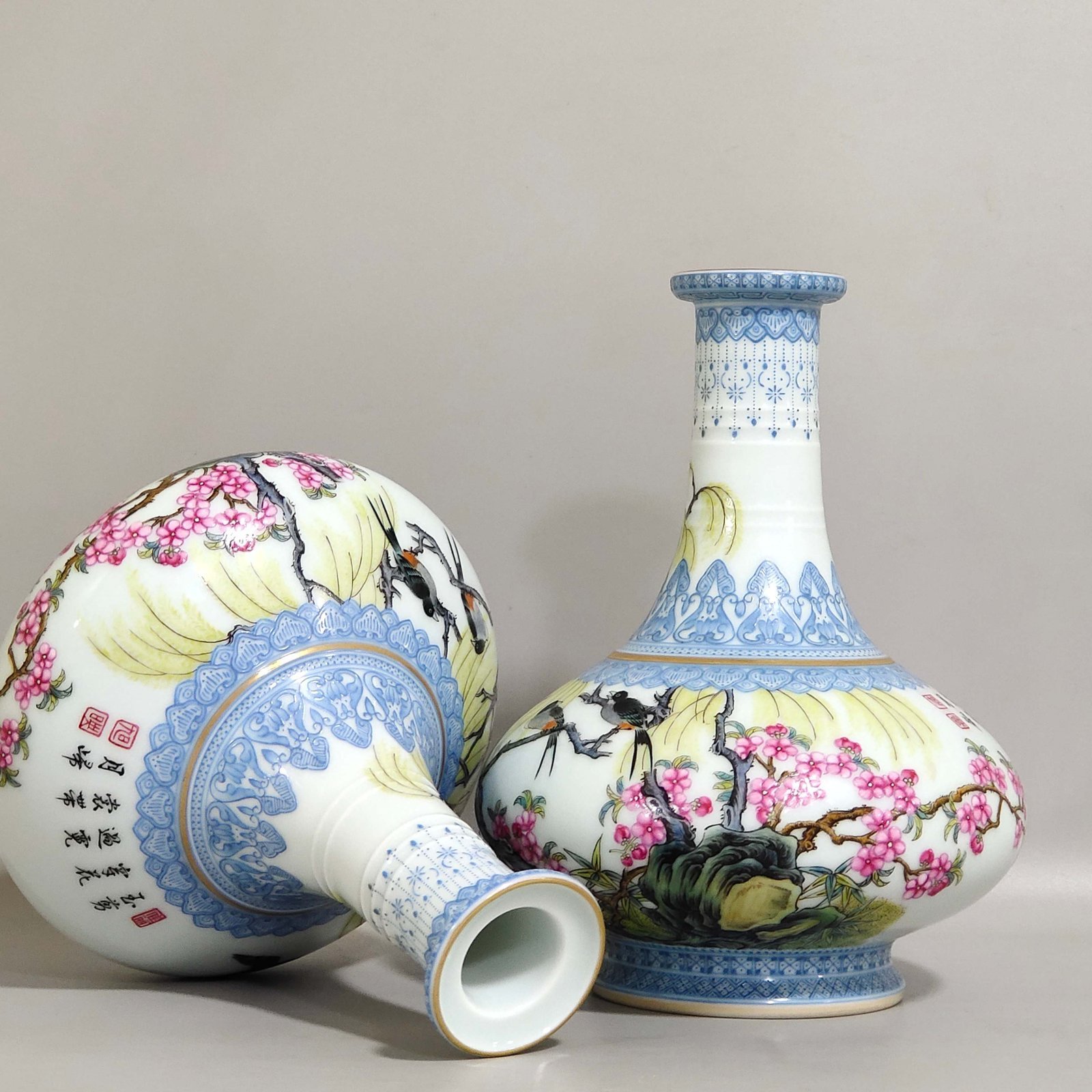 Qing Dynasty Yongzheng Famille Rose Porcelain vase with green edges