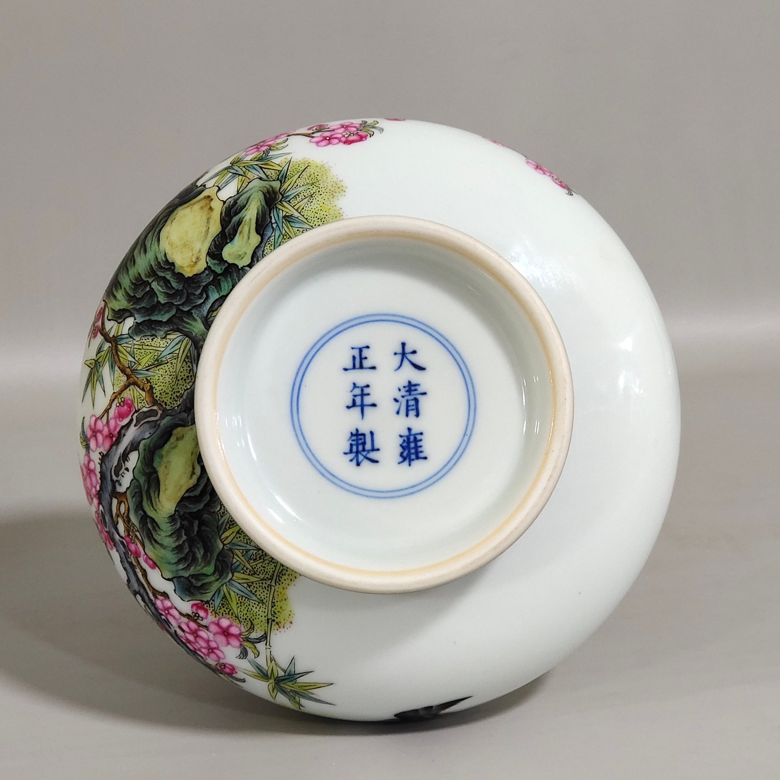 Qing Dynasty Yongzheng Famille Rose Porcelain vase with green edges