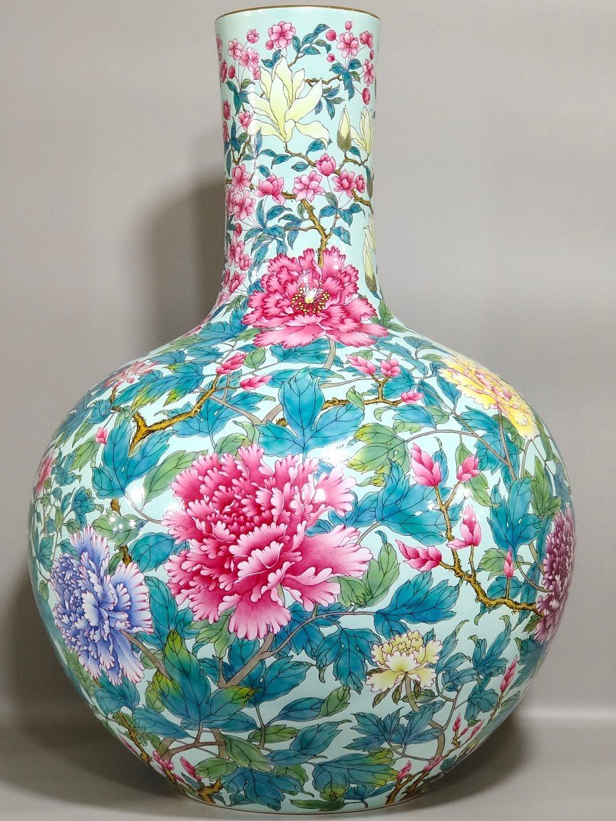 Qing Dynasty Yongzheng turquoise green peony flower blooming wealth and celestial sphere vase