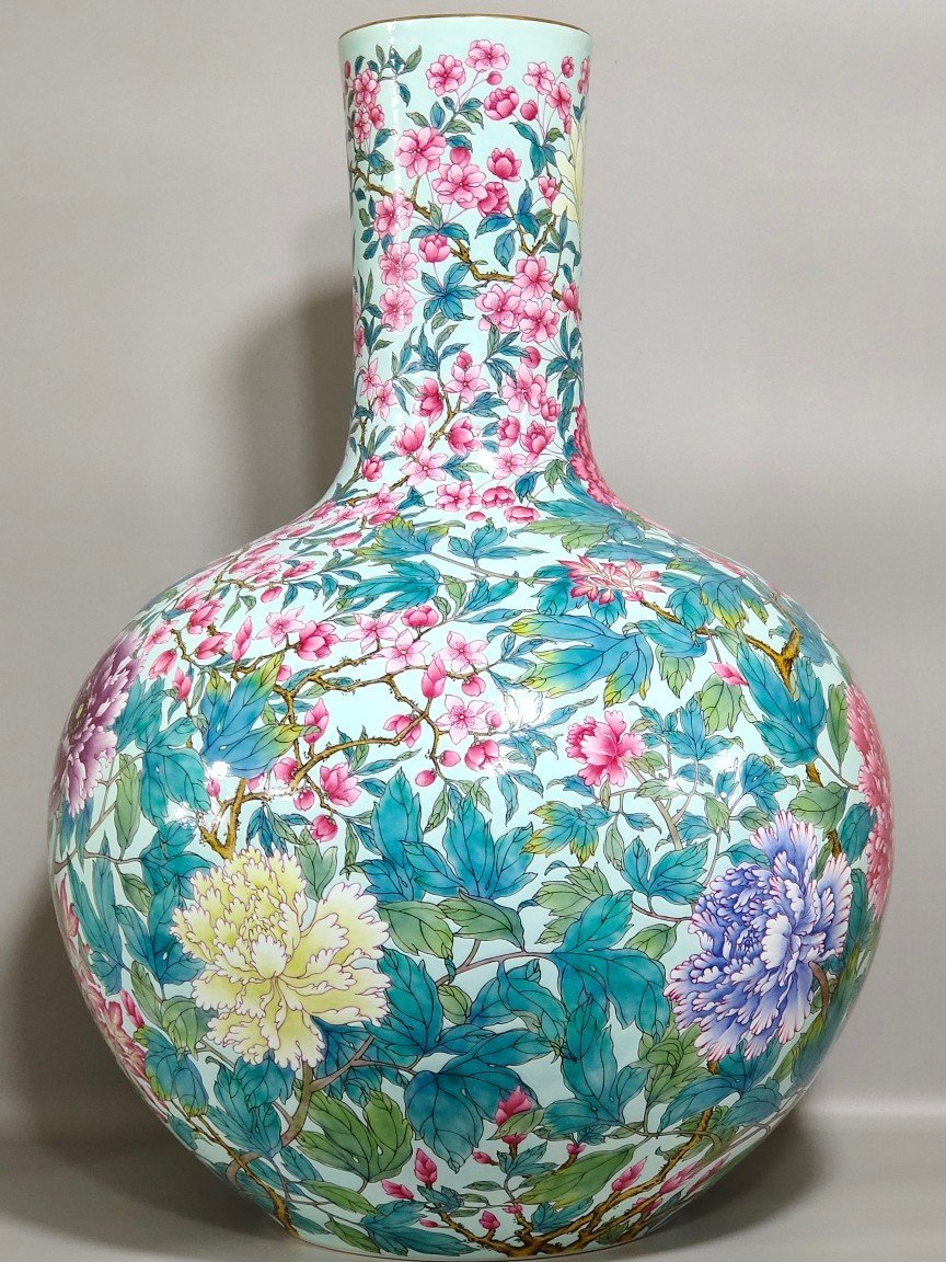 Qing Dynasty Yongzheng turquoise green peony flower blooming wealth and celestial sphere vase
