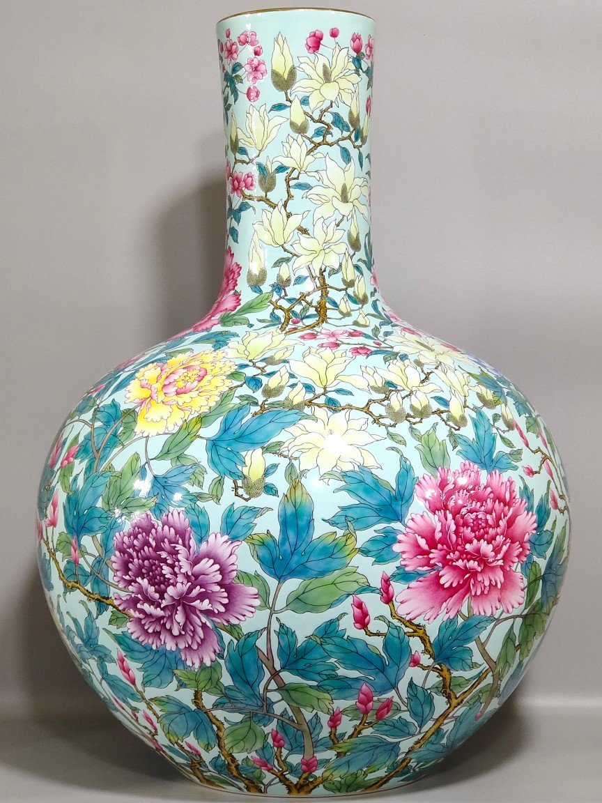 Qing Dynasty Yongzheng turquoise green peony flower blooming wealth and celestial sphere vase