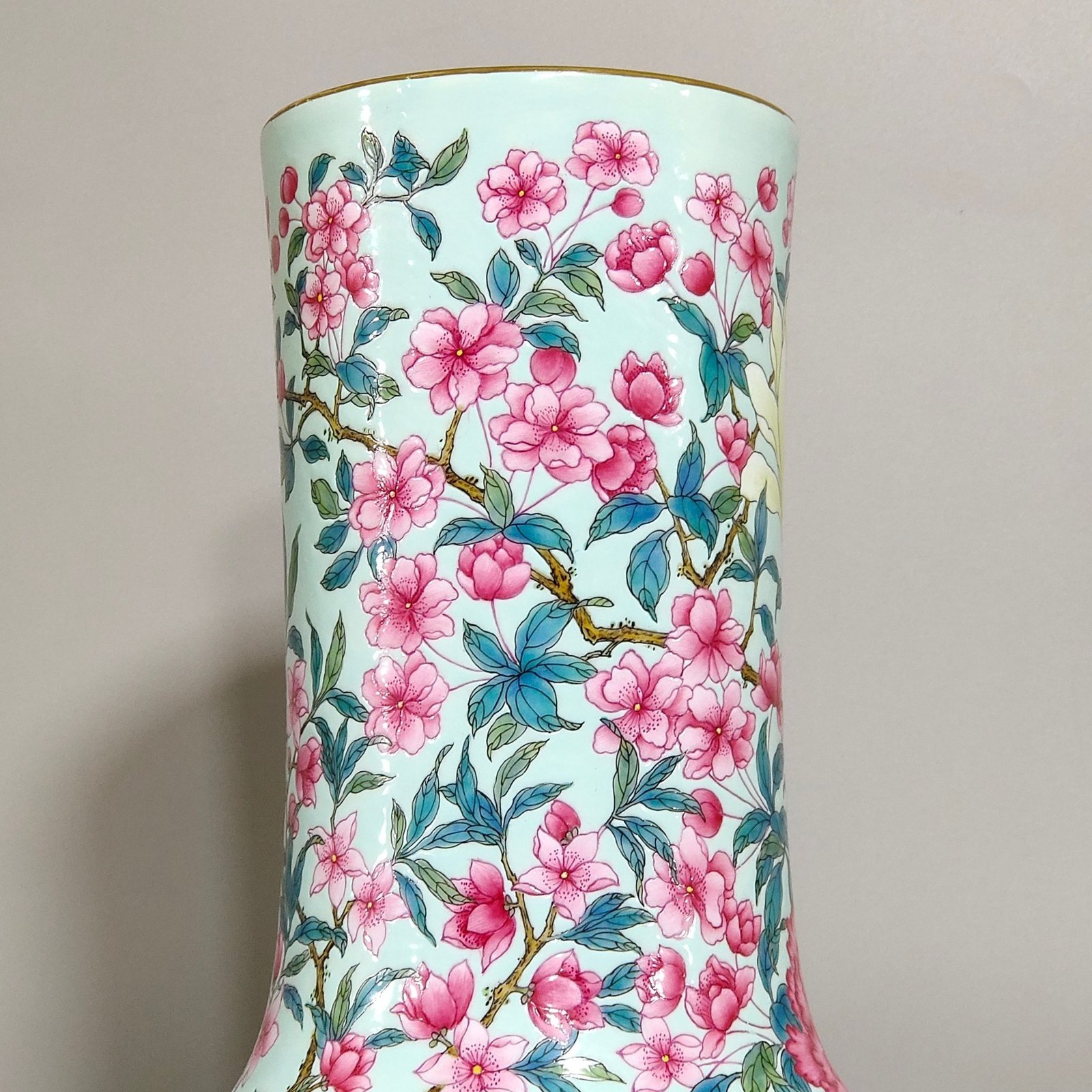 Qing Dynasty Yongzheng turquoise green peony flower blooming wealth and celestial sphere vase