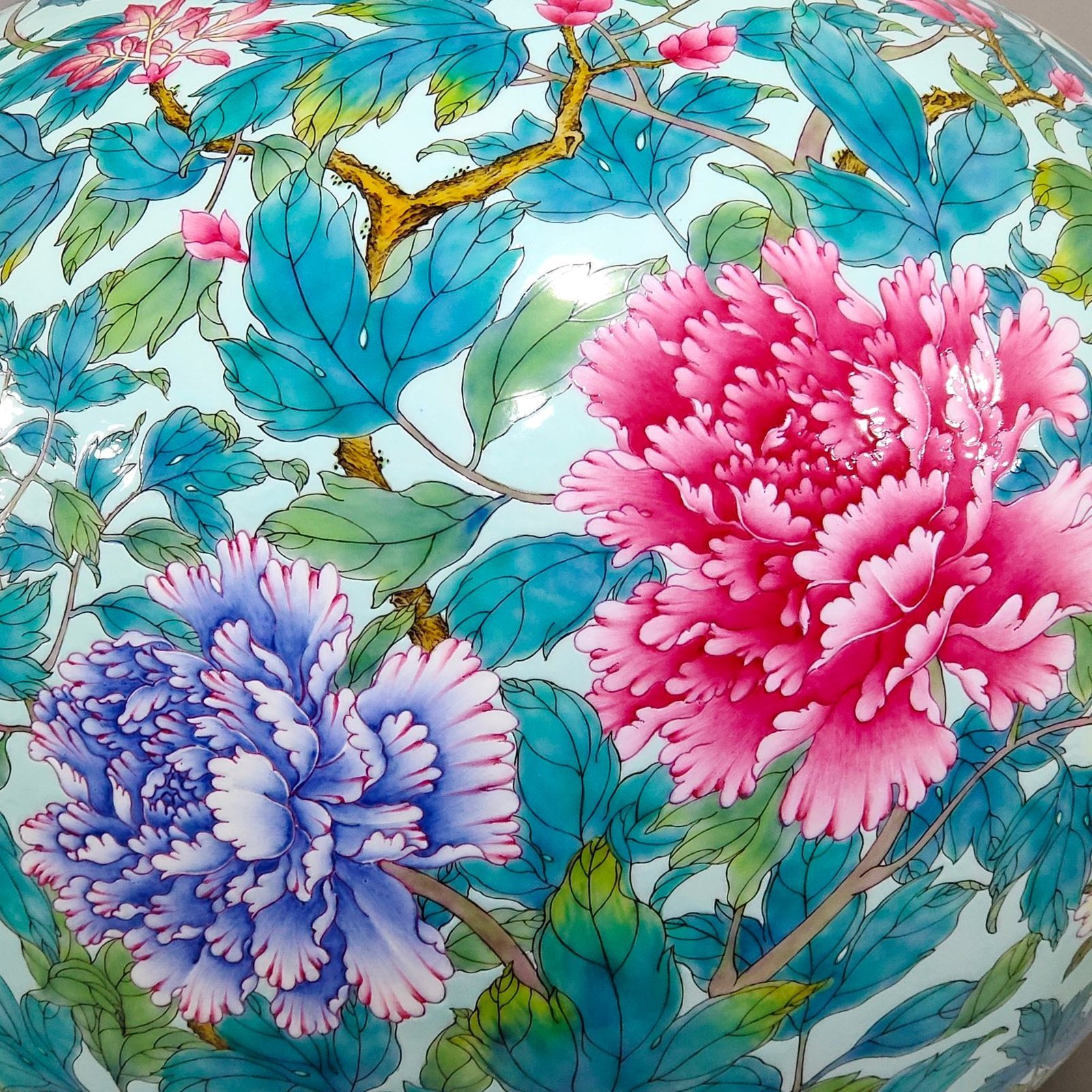 Qing Dynasty Yongzheng turquoise green peony flower blooming wealth and celestial sphere vase