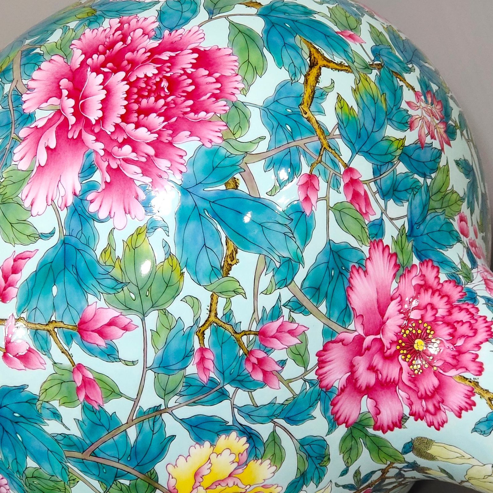 Qing Dynasty Yongzheng turquoise green peony flower blooming wealth and celestial sphere vase