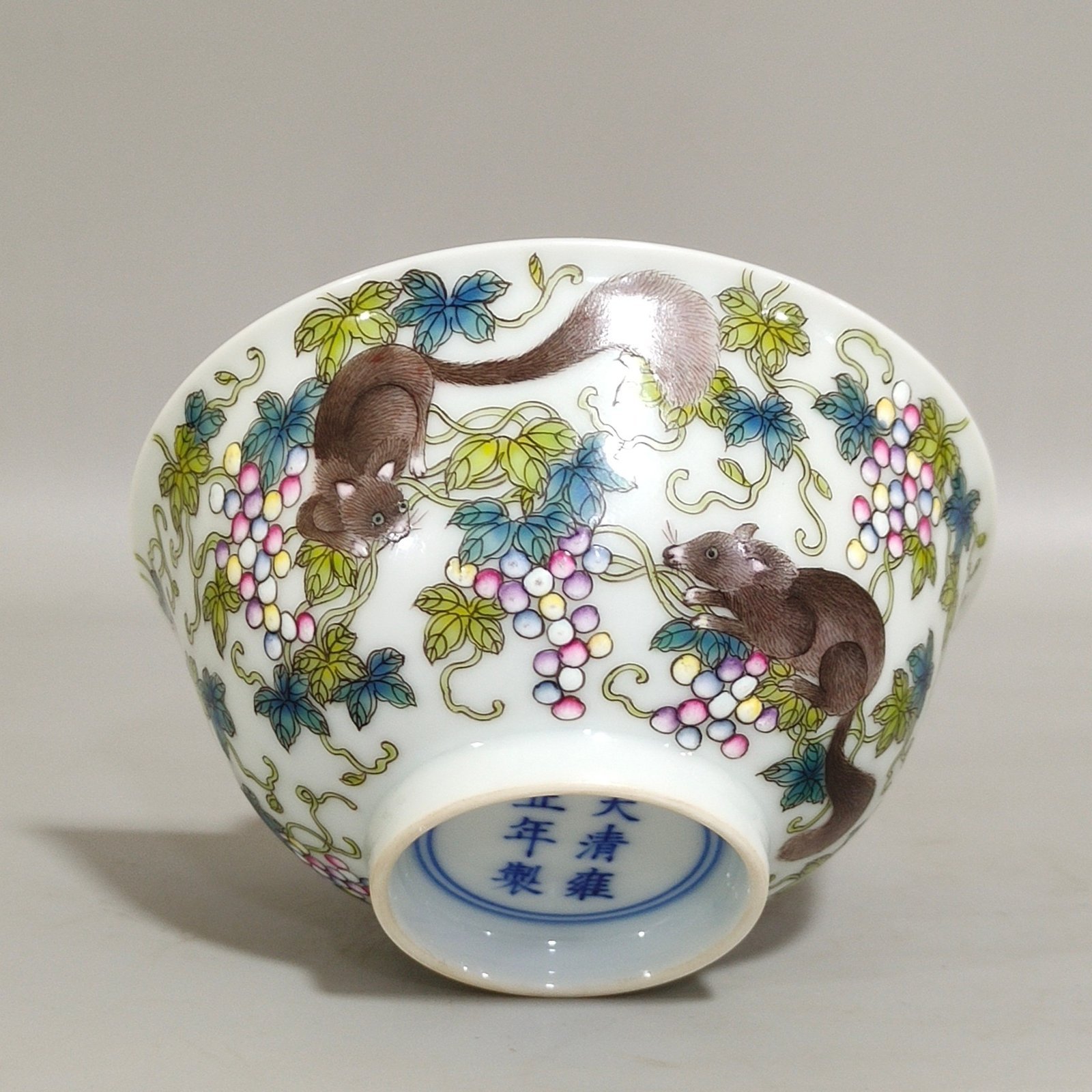 Qing Dynasty Yongzheng A squirrel eating grape cup