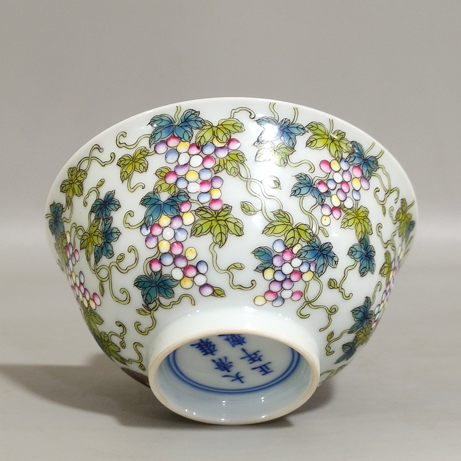 Qing Dynasty Yongzheng A squirrel eating grape cup