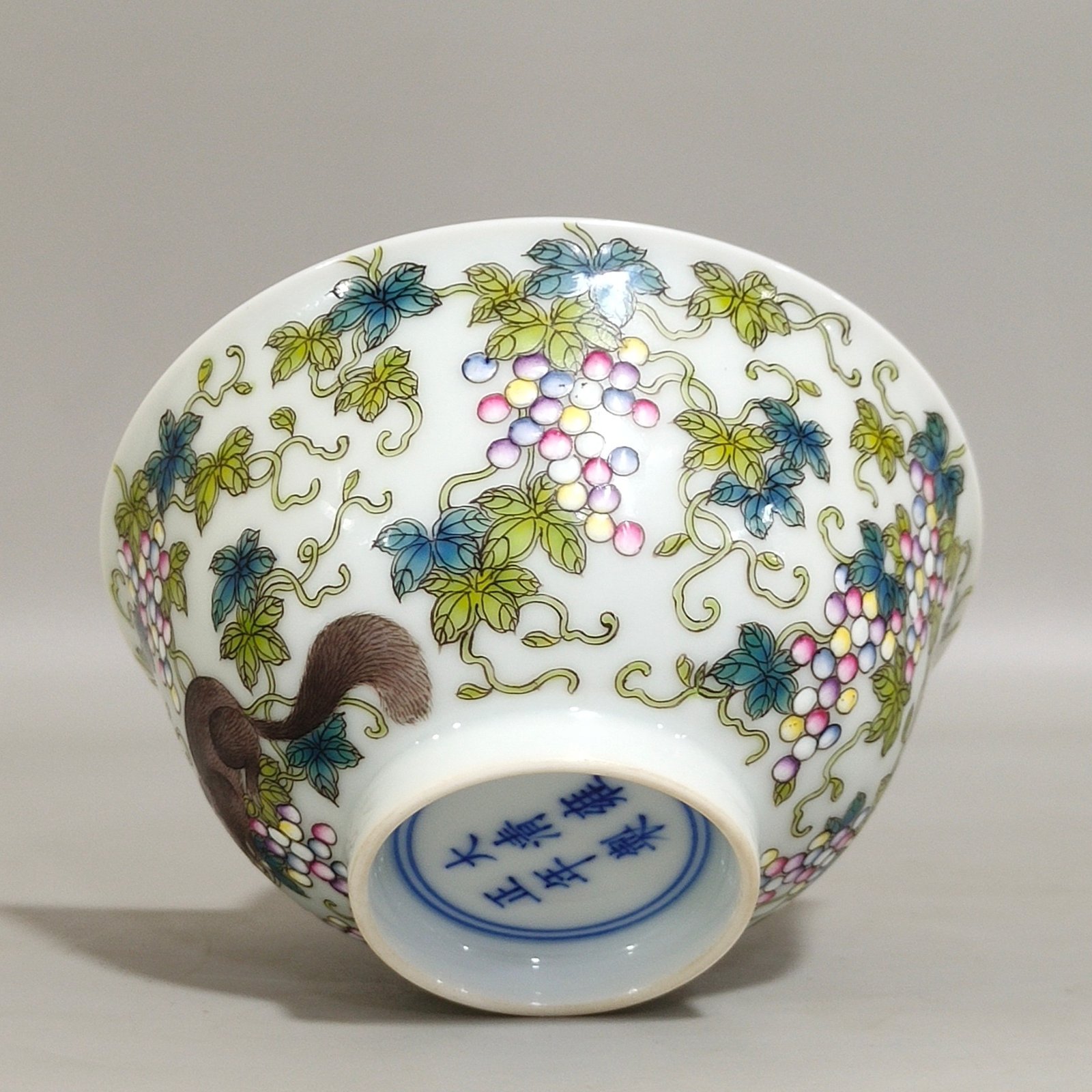 Qing Dynasty Yongzheng A squirrel eating grape cup