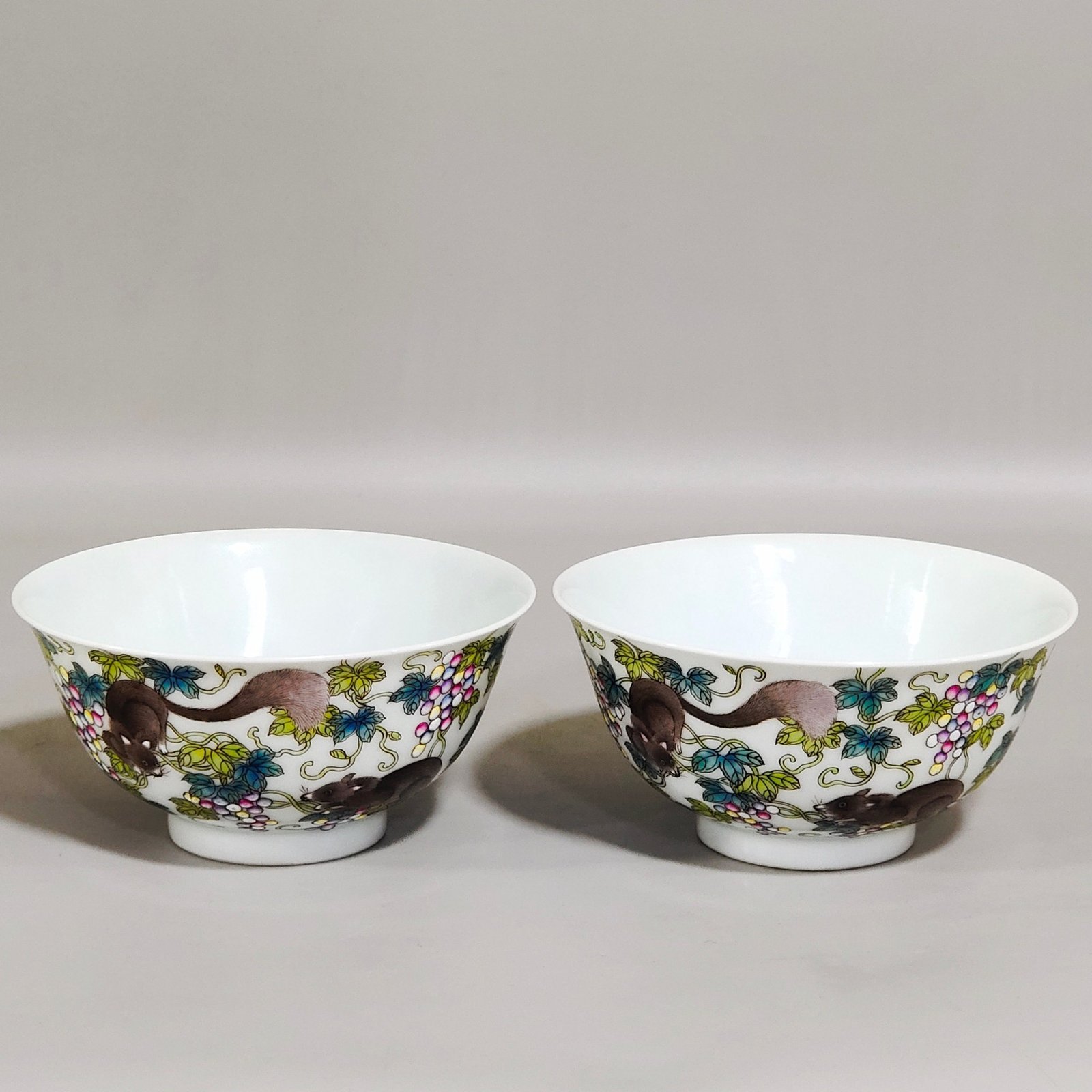 Qing Dynasty Yongzheng A squirrel eating grape cup
