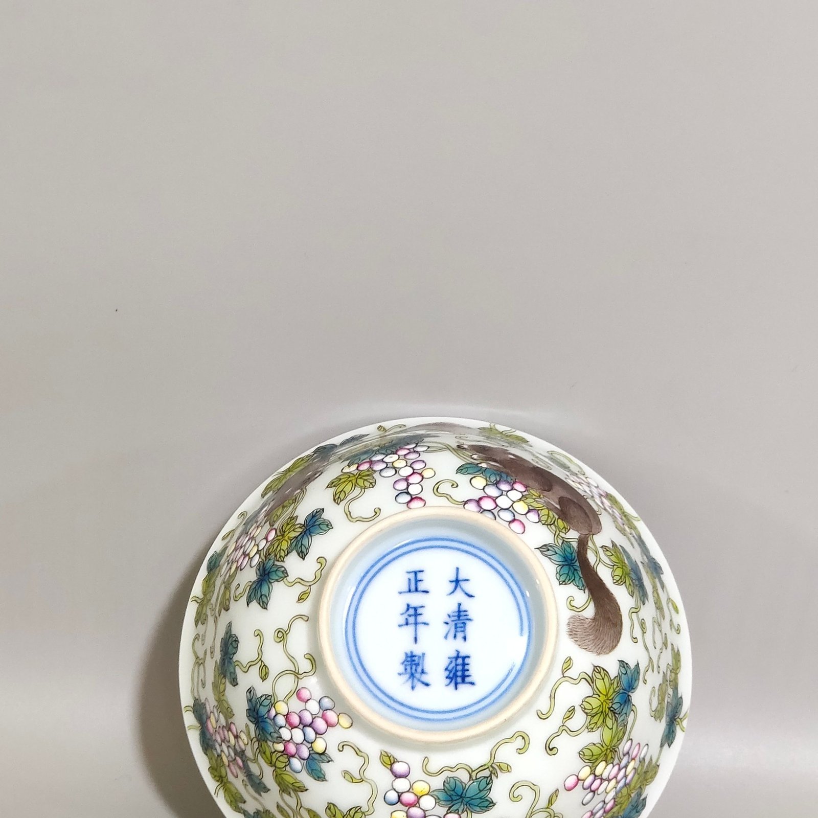 Qing Dynasty Yongzheng A squirrel eating grape cup