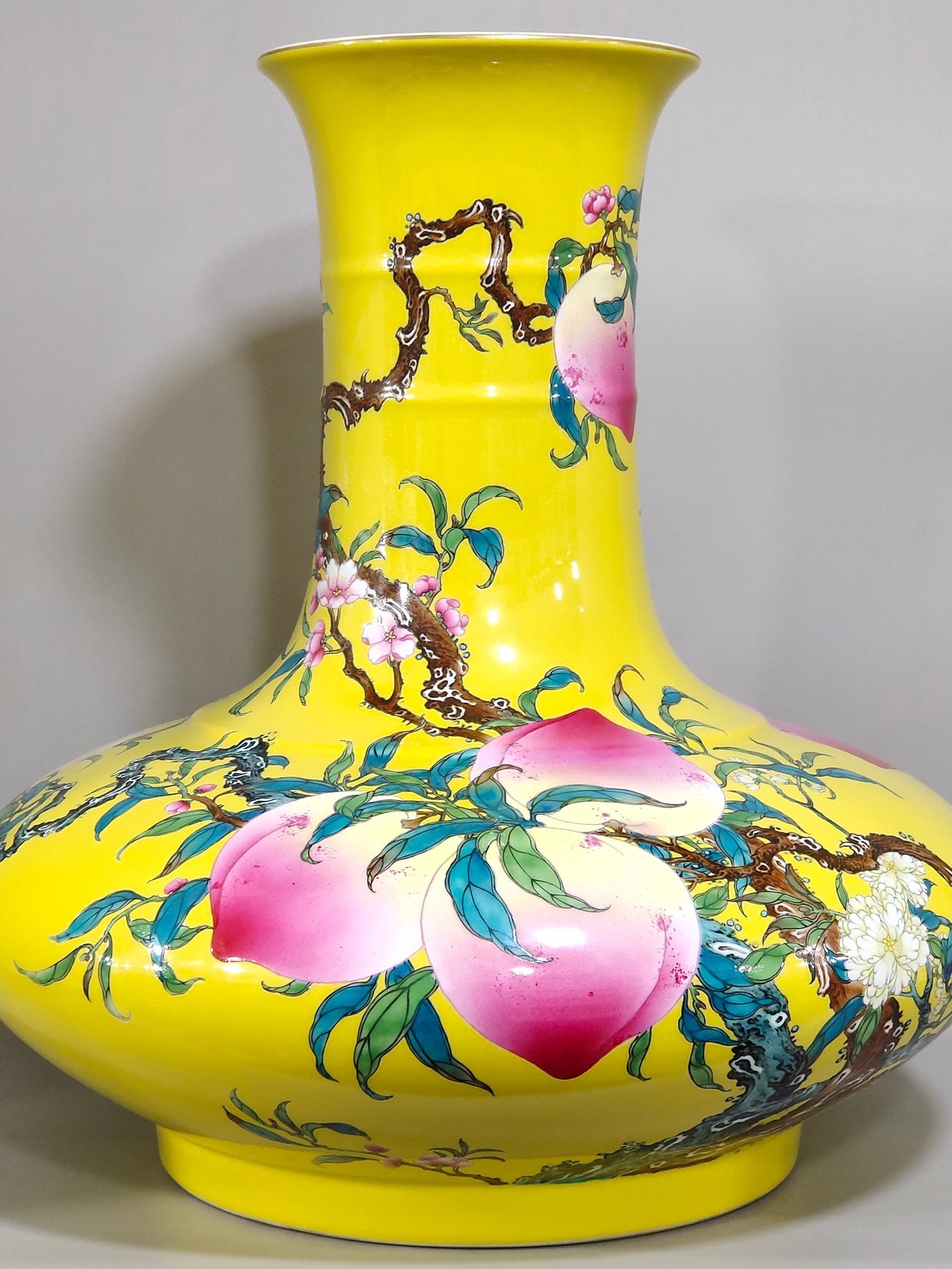 Qing Dynasty Yongzheng lemon yellow glaze eight peach flat belly vase