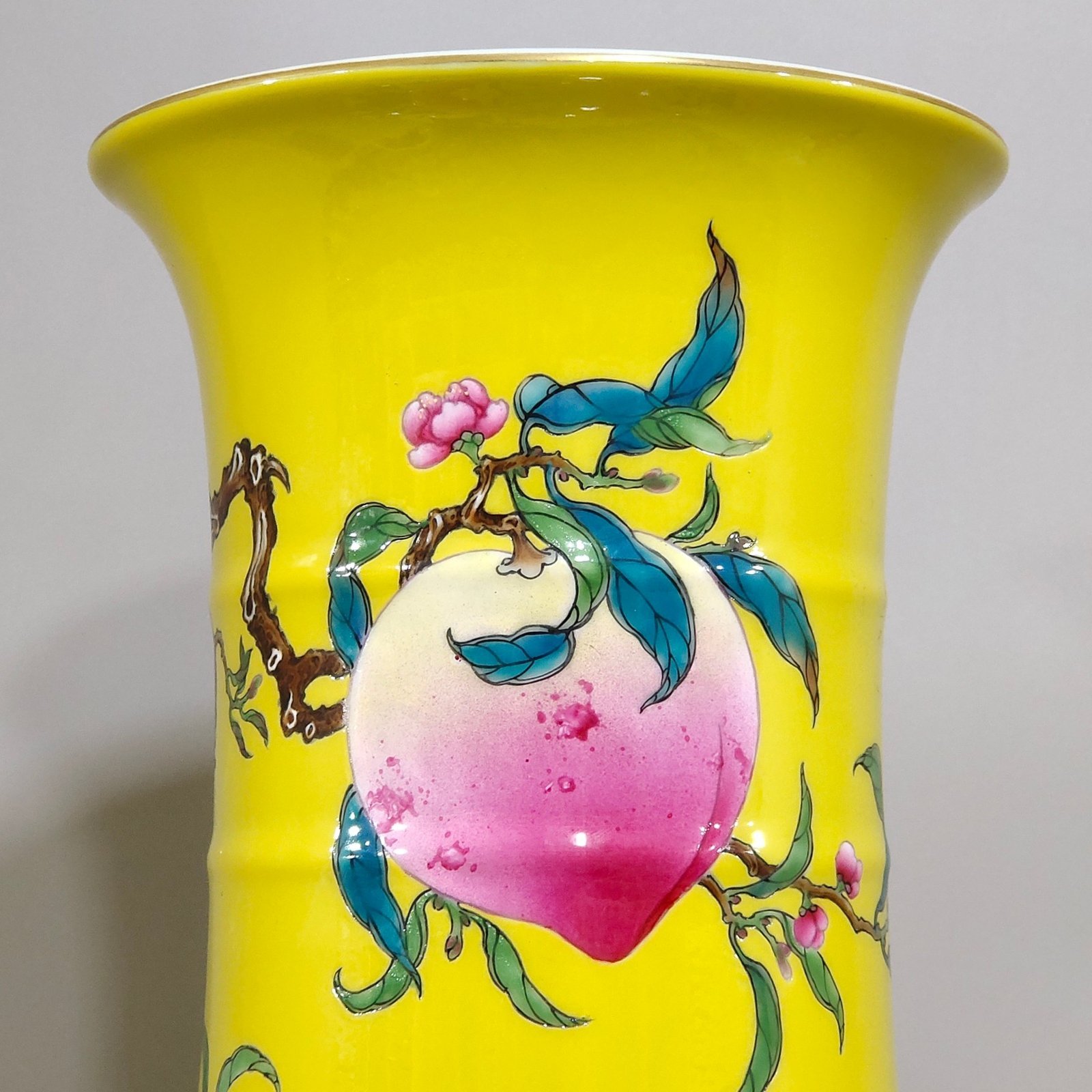 Qing Dynasty Yongzheng lemon yellow glaze eight peach flat belly vase