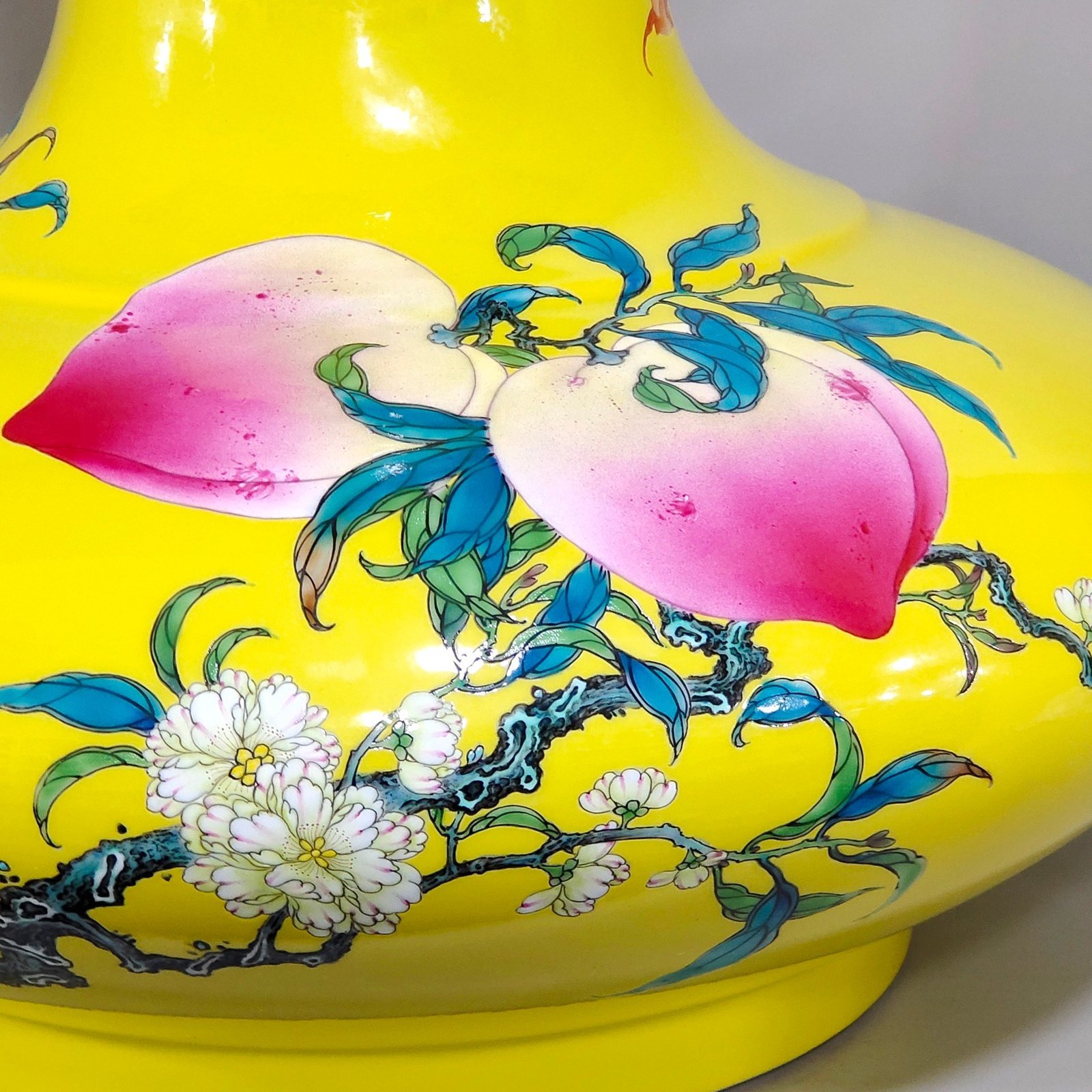 Qing Dynasty Yongzheng lemon yellow glaze eight peach flat belly vase