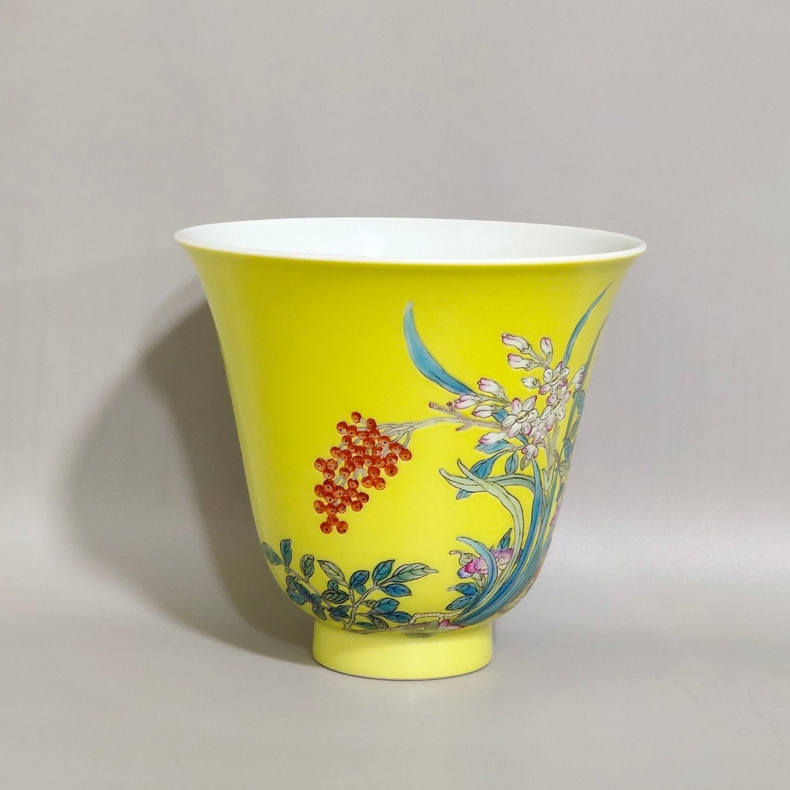 Qing Dynasty Yongzheng lemon yellow glaze narcissus Ganoderma lucidum poem bell cup