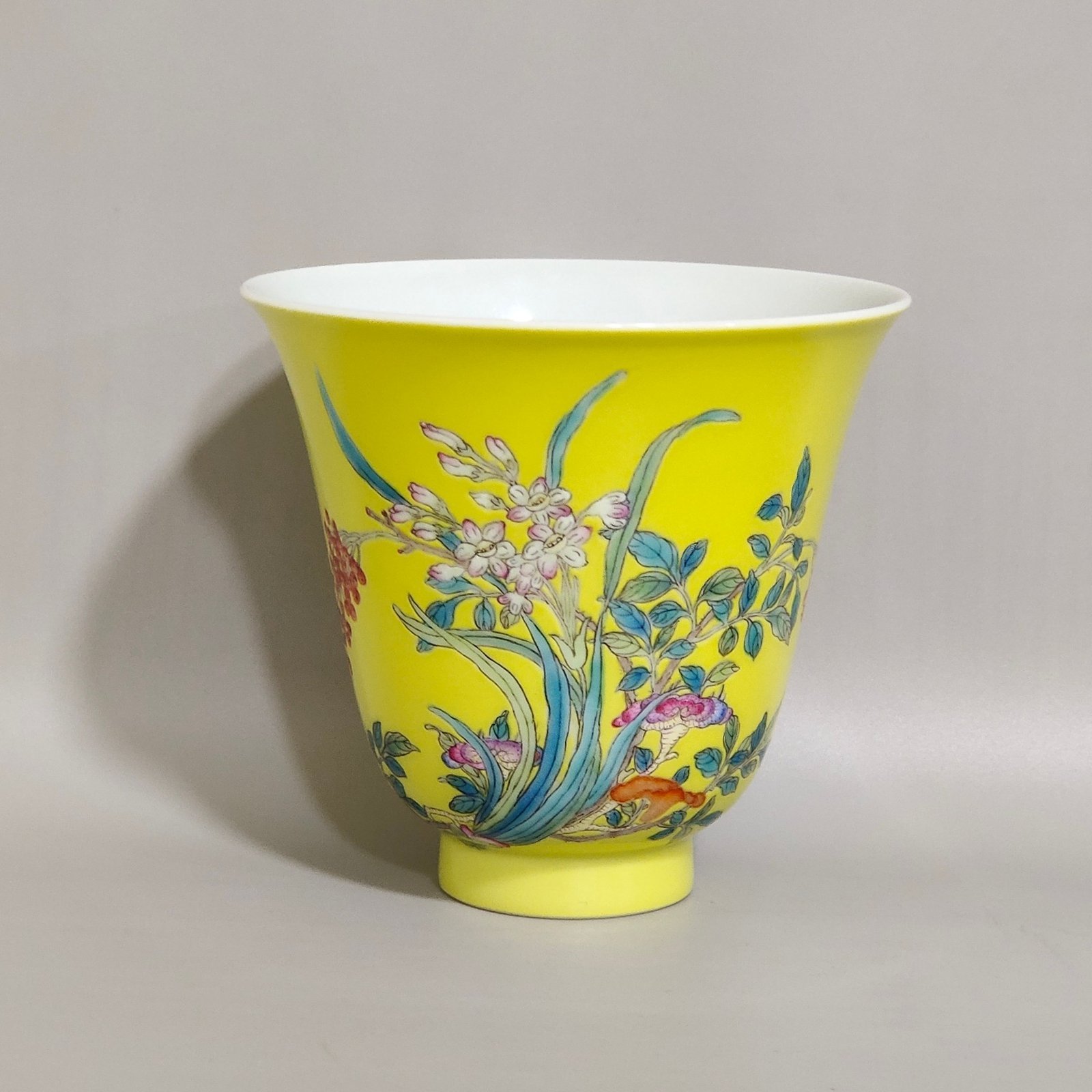 Qing Dynasty Yongzheng lemon yellow glaze narcissus Ganoderma lucidum poem bell cup