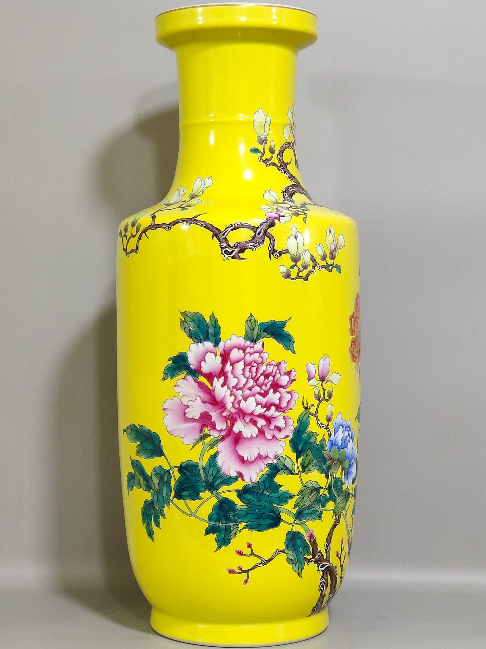Qing Dynasty Yongzheng lemon yellow glaze peony vase