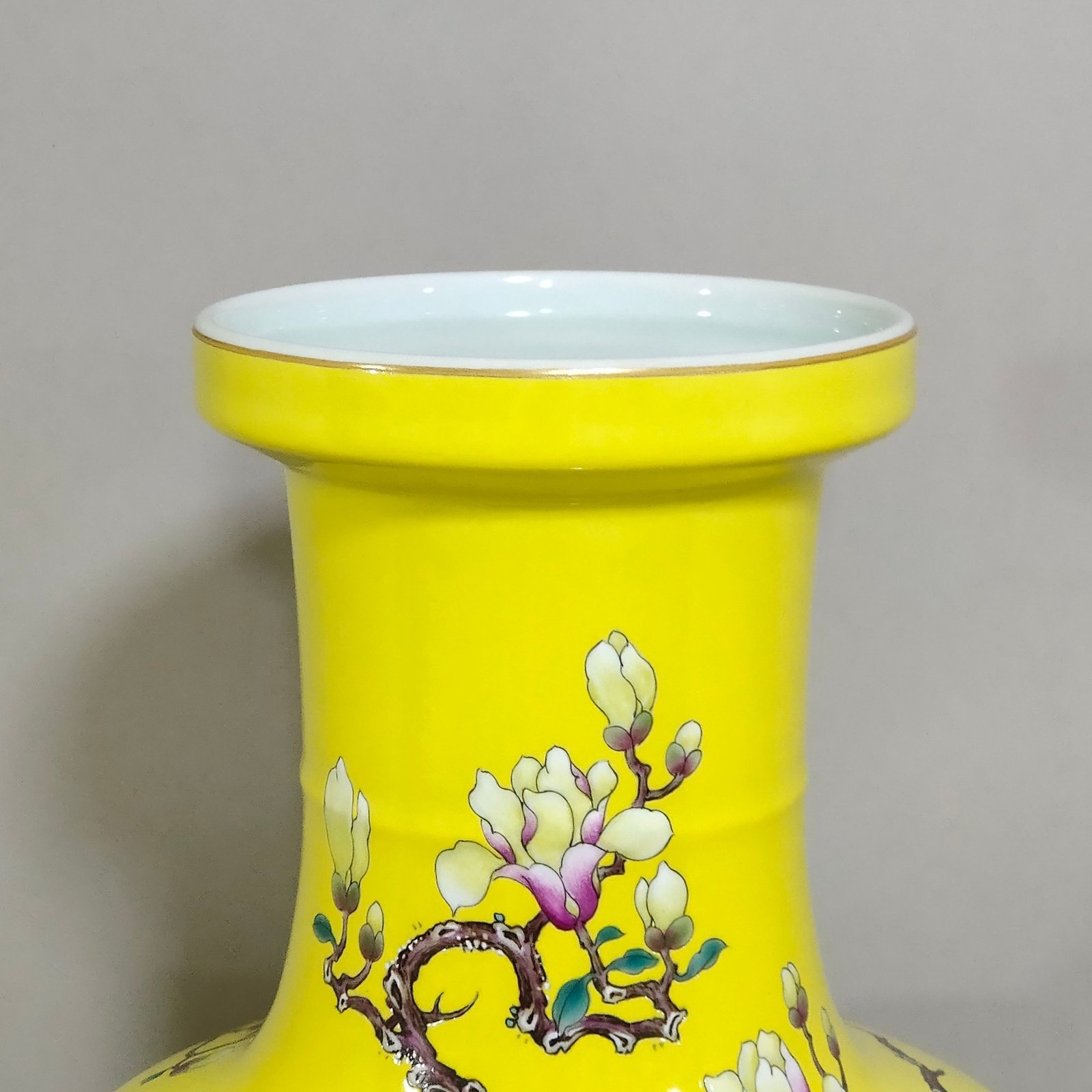 Qing Dynasty Yongzheng lemon yellow glaze peony vase