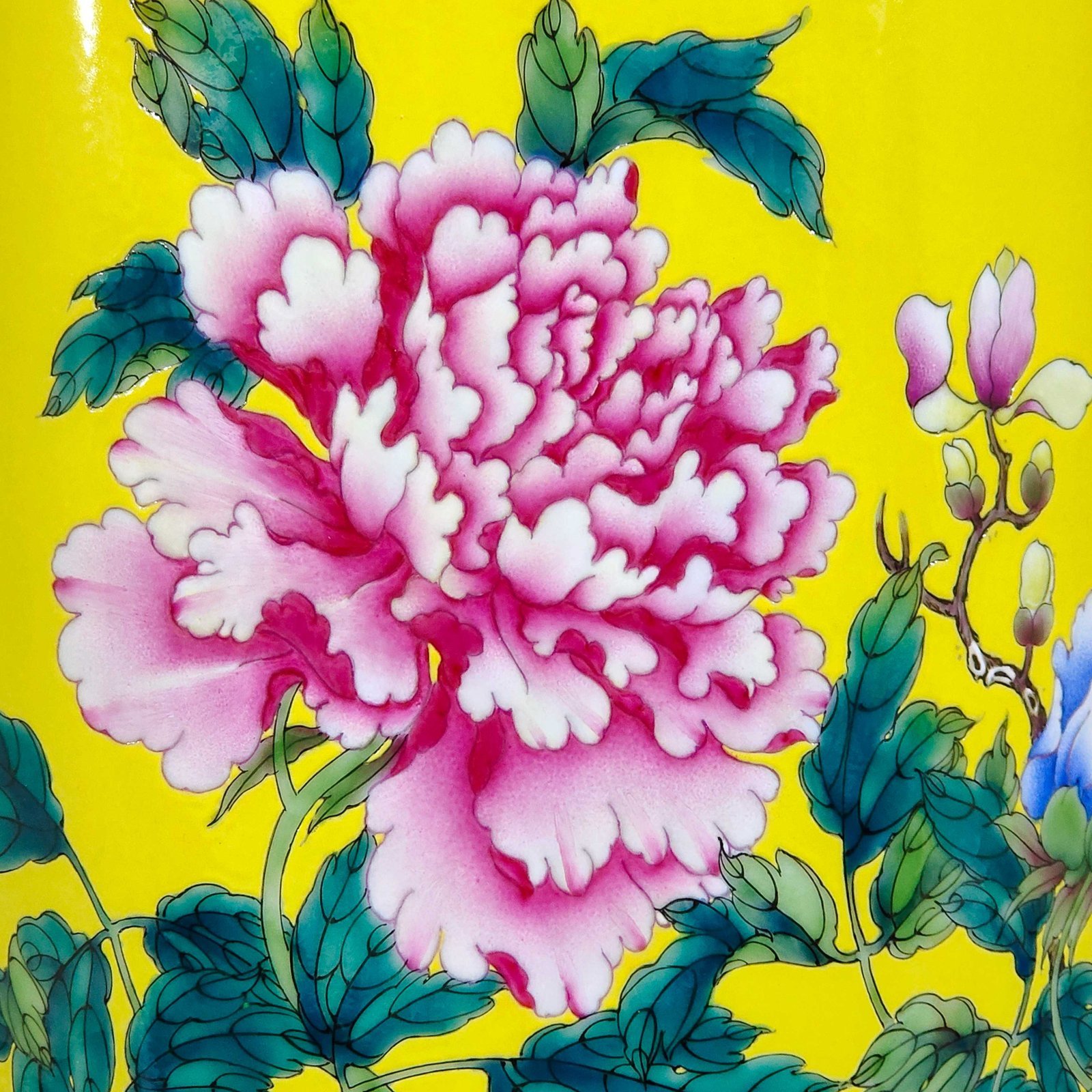 Qing Dynasty Yongzheng lemon yellow glaze peony vase