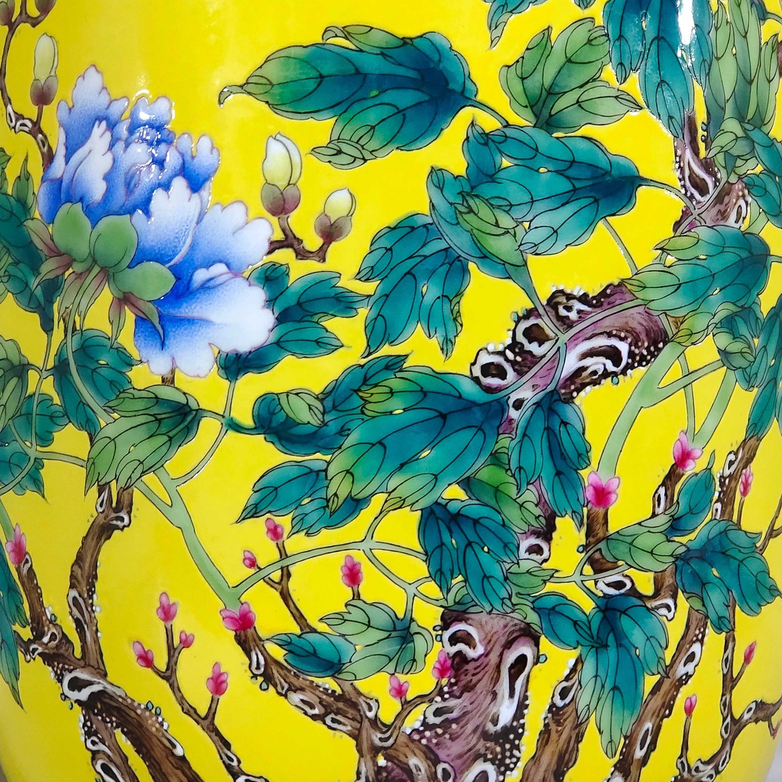 Qing Dynasty Yongzheng lemon yellow glaze peony vase