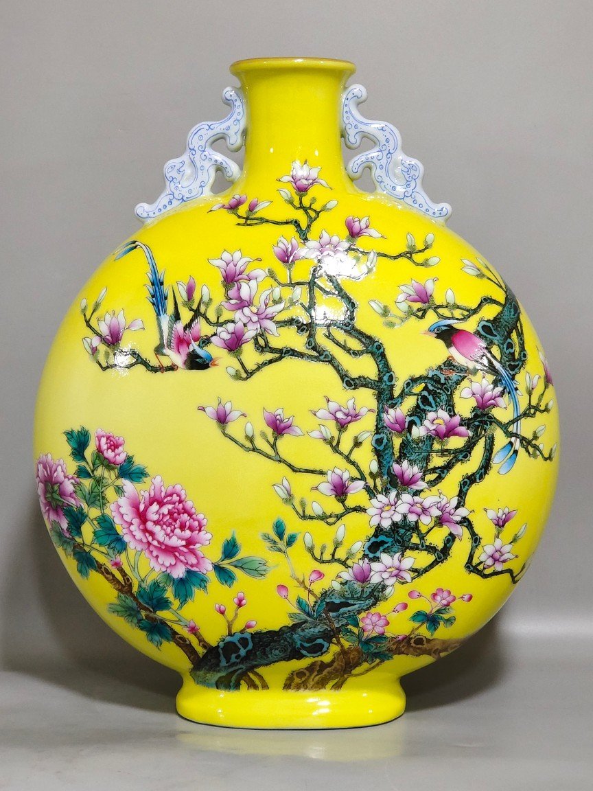Qing Dynasty Yongzheng Lemon yellow glazed magnolia flower and bird holding the moon vase