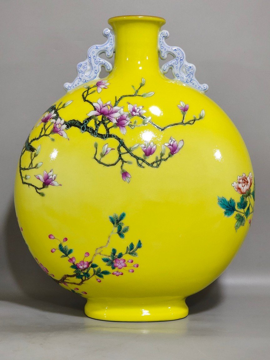 Qing Dynasty Yongzheng Lemon yellow glazed magnolia flower and bird holding the moon vase