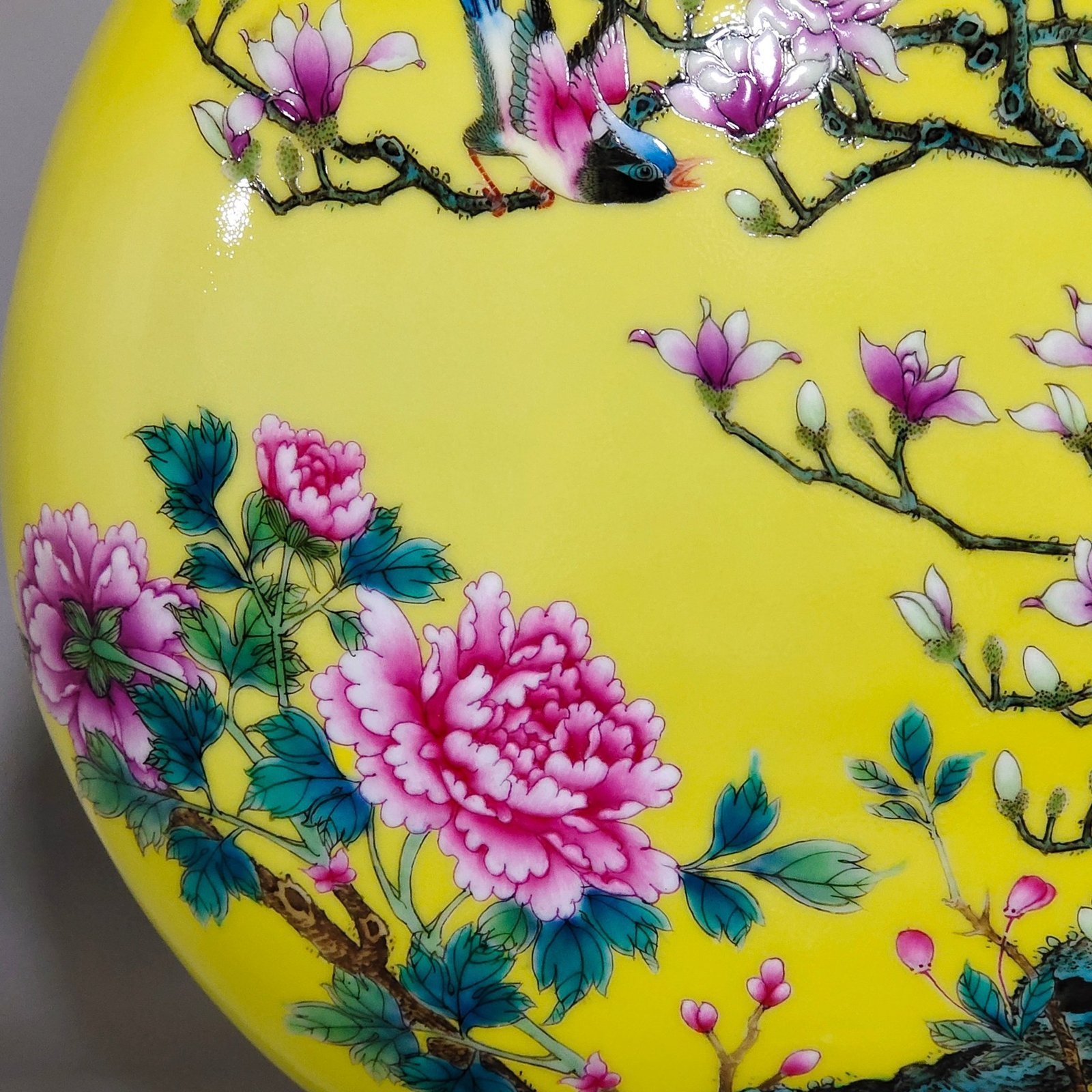 Qing Dynasty Yongzheng Lemon yellow glazed magnolia flower and bird holding the moon vase