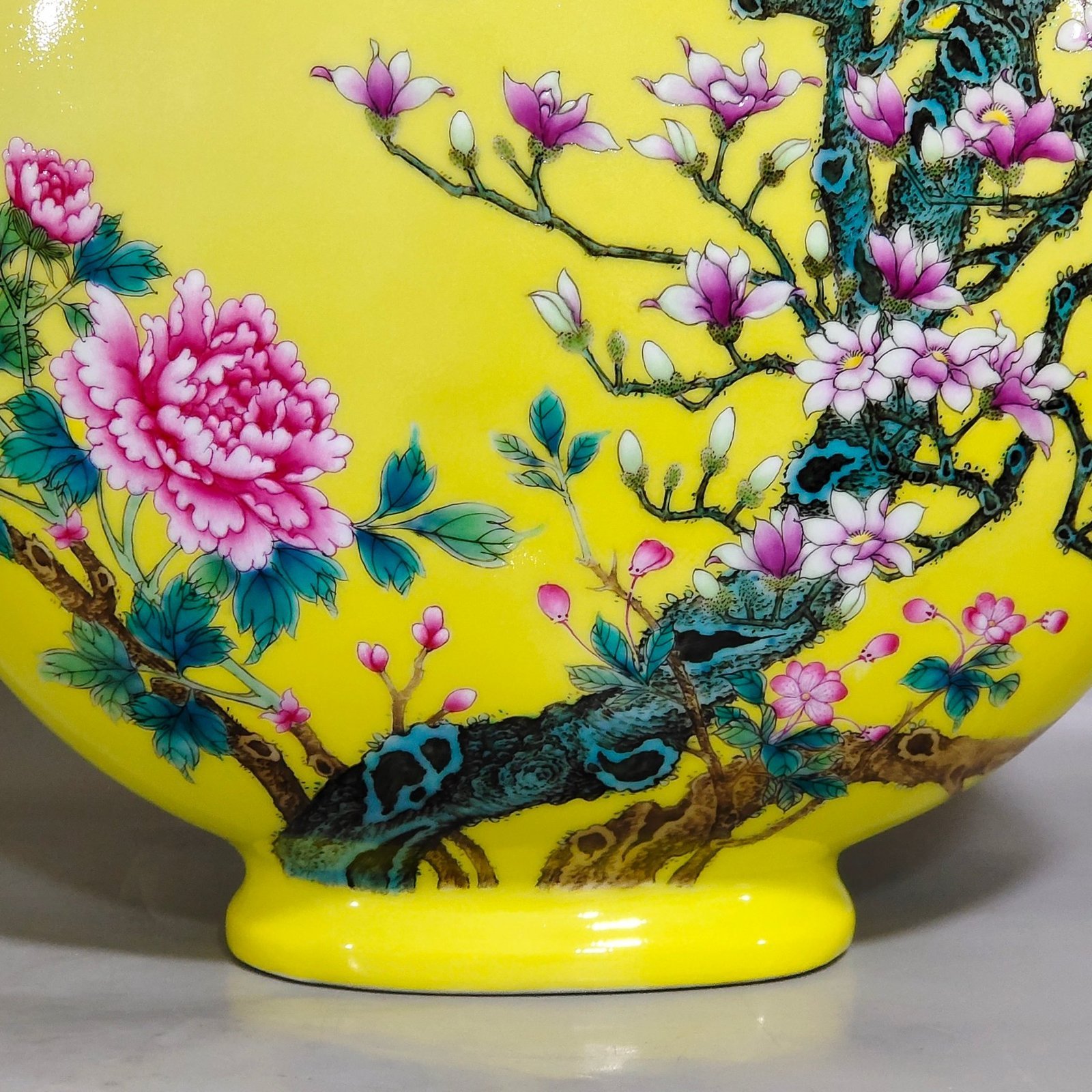 Qing Dynasty Yongzheng Lemon yellow glazed magnolia flower and bird holding the moon vase