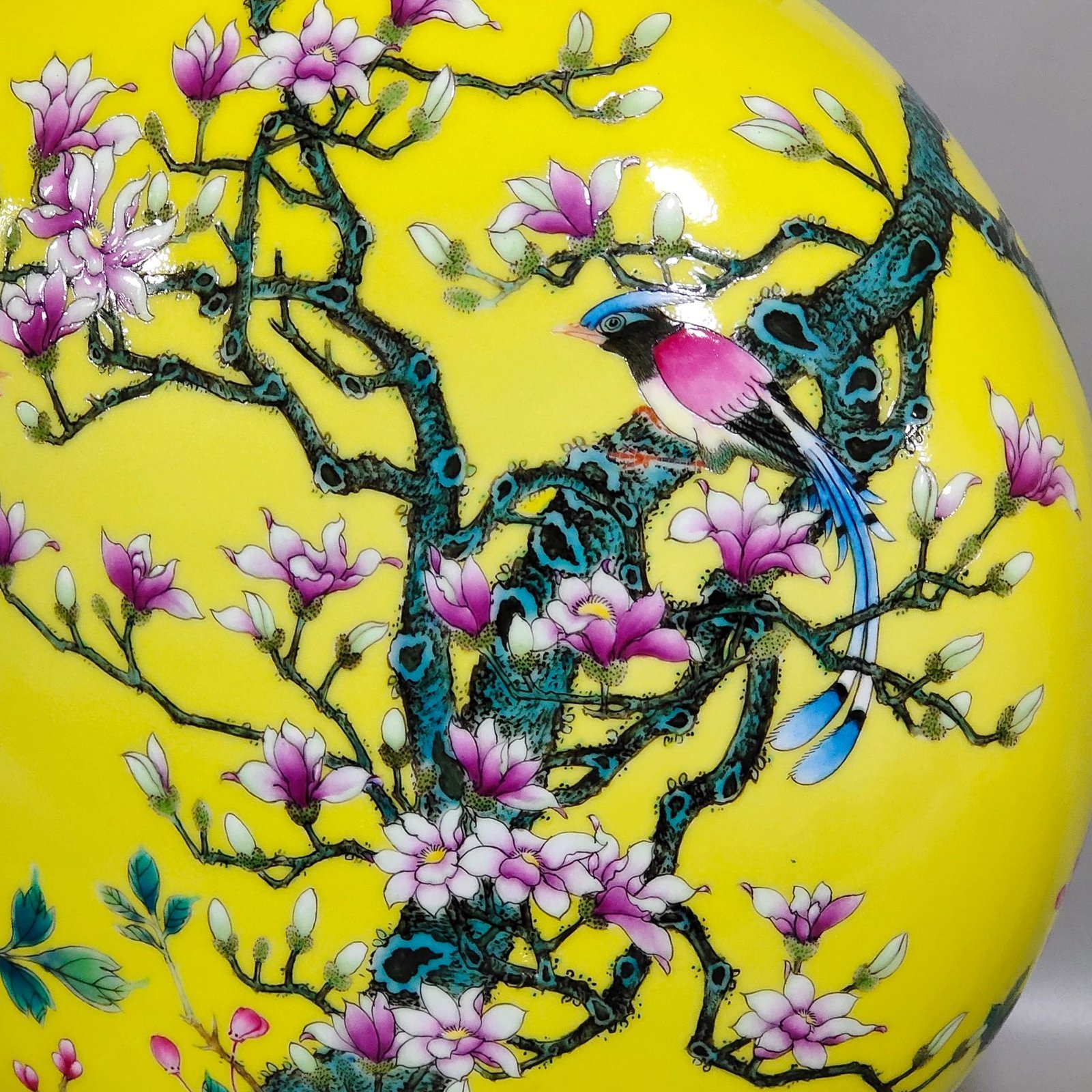 Qing Dynasty Yongzheng Lemon yellow glazed magnolia flower and bird holding the moon vase