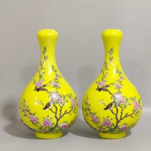 Qing Dynasty Yongzheng lemon yellow glazed flower bird and garlic vase