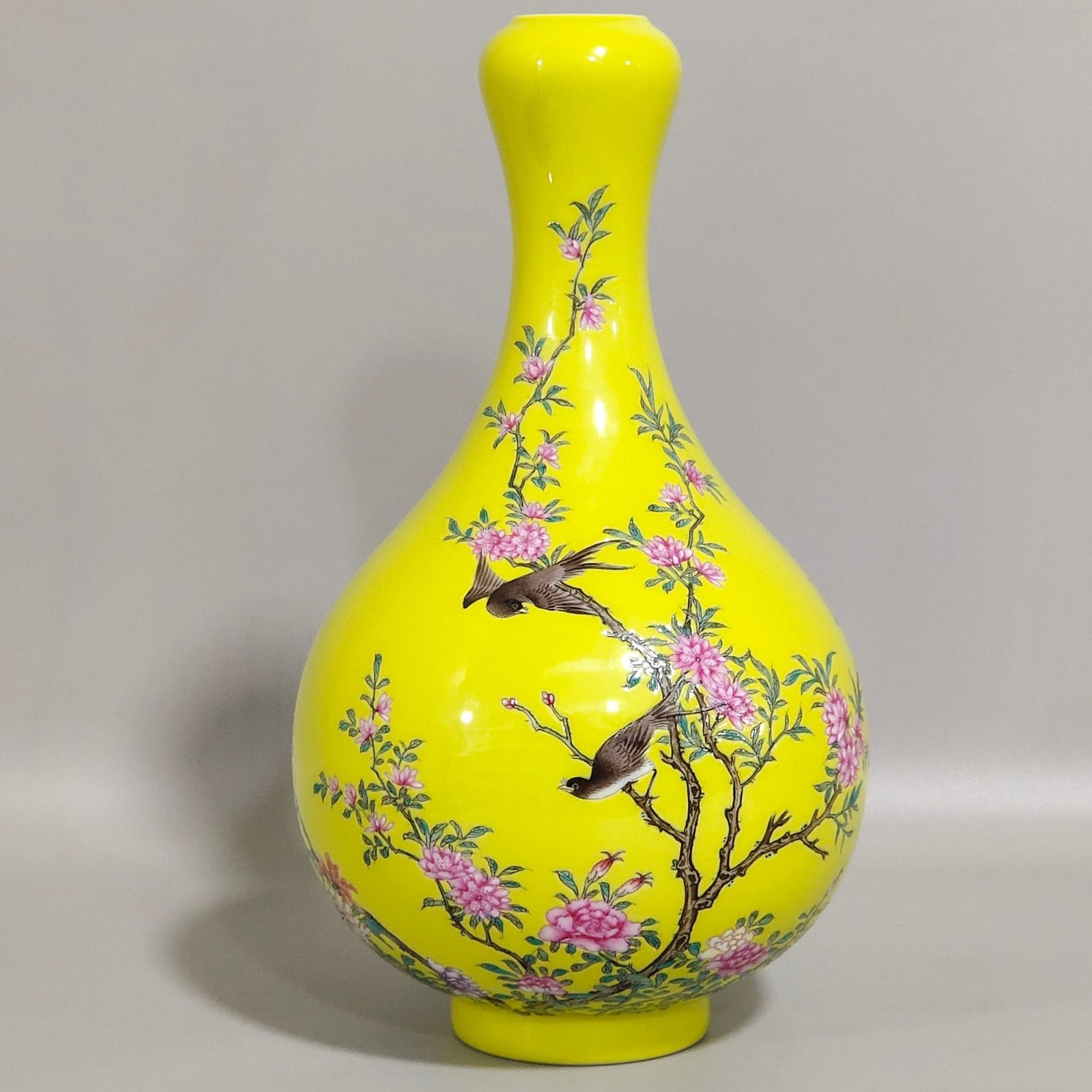 Qing Dynasty Yongzheng lemon yellow glazed flower bird and garlic vase