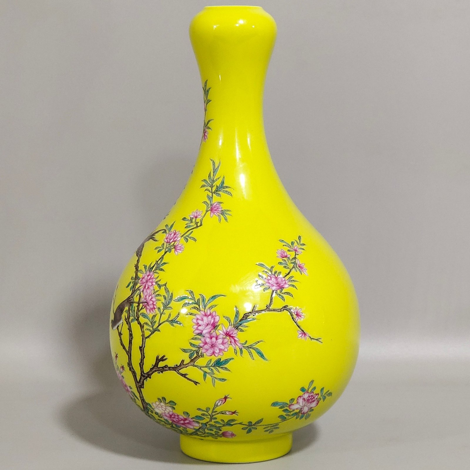 Qing Dynasty Yongzheng lemon yellow glazed flower bird and garlic vase