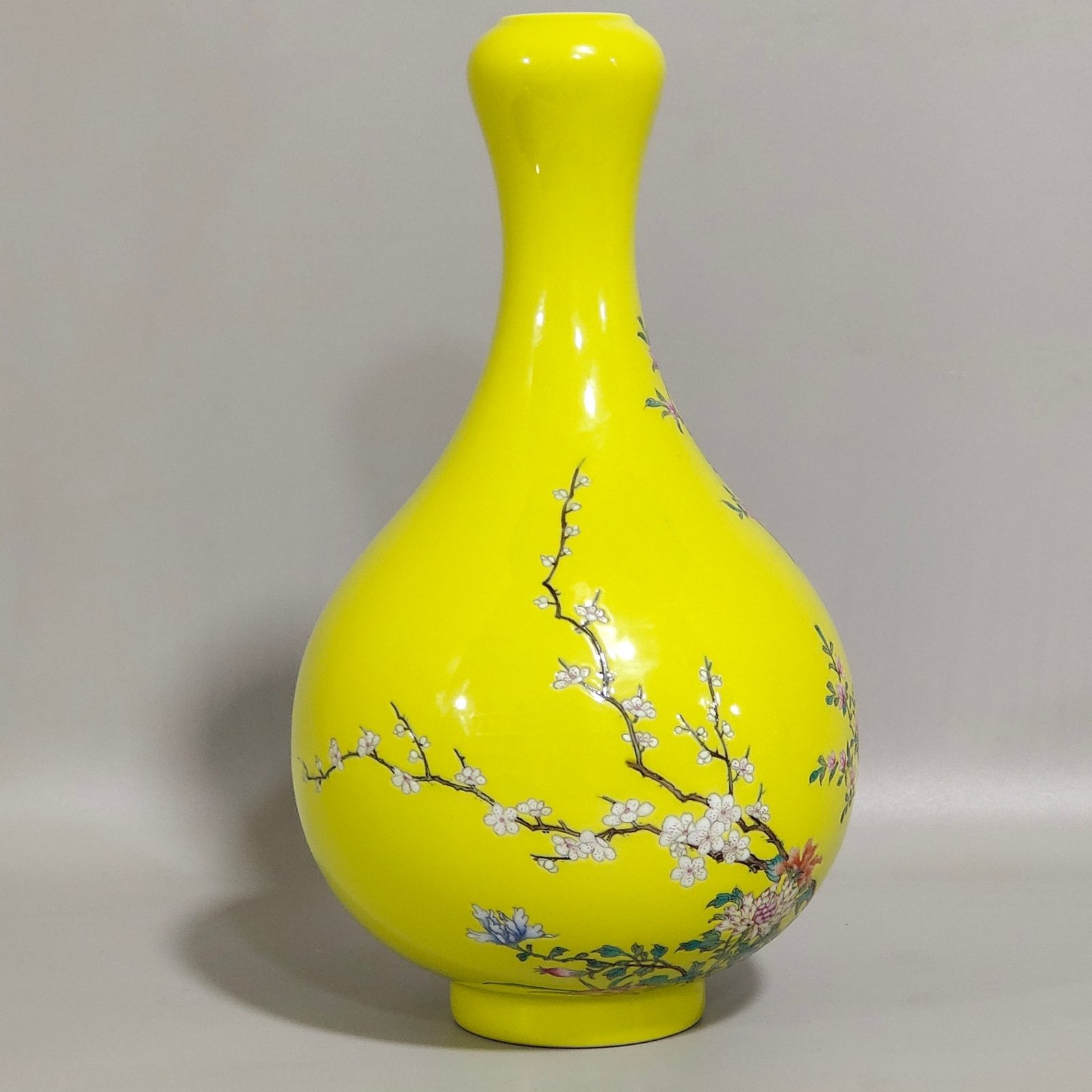 Qing Dynasty Yongzheng lemon yellow glazed flower bird and garlic vase