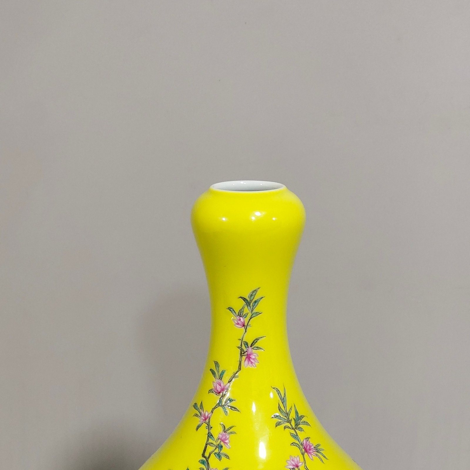 Qing Dynasty Yongzheng lemon yellow glazed flower bird and garlic vase