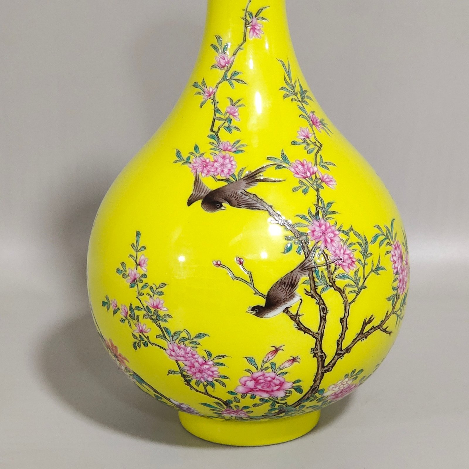 Qing Dynasty Yongzheng lemon yellow glazed flower bird and garlic vase