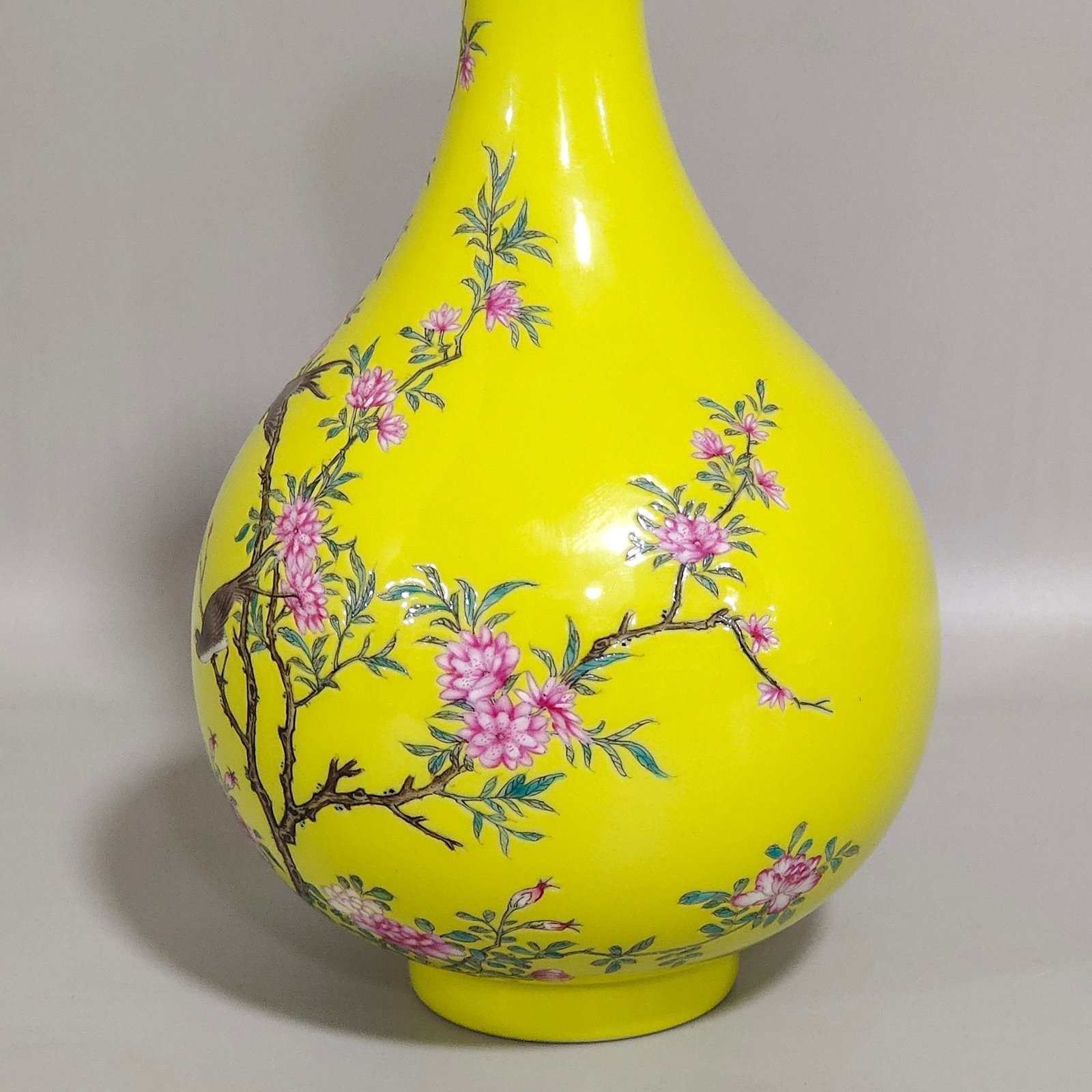 Qing Dynasty Yongzheng lemon yellow glazed flower bird and garlic vase