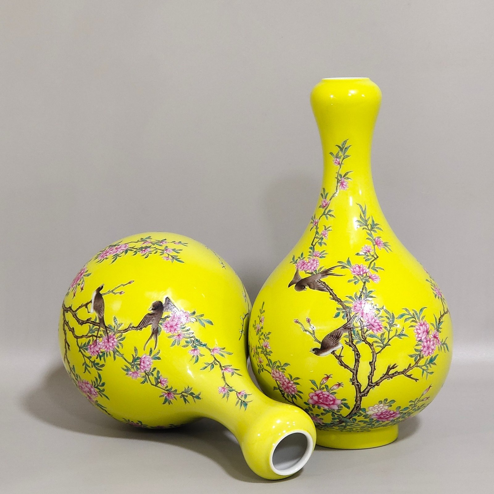 Qing Dynasty Yongzheng lemon yellow glazed flower bird and garlic vase