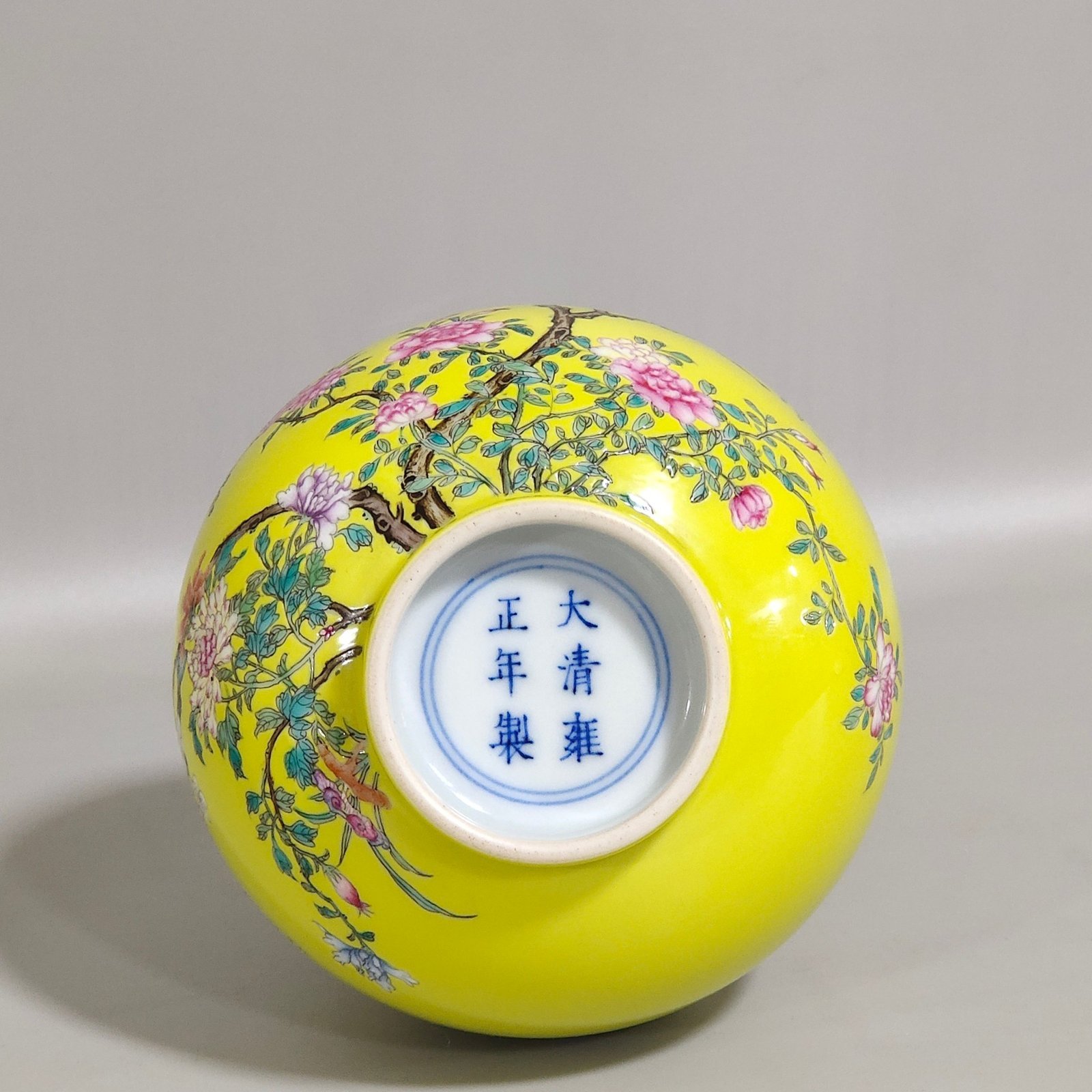 Qing Dynasty Yongzheng lemon yellow glazed flower bird and garlic vase