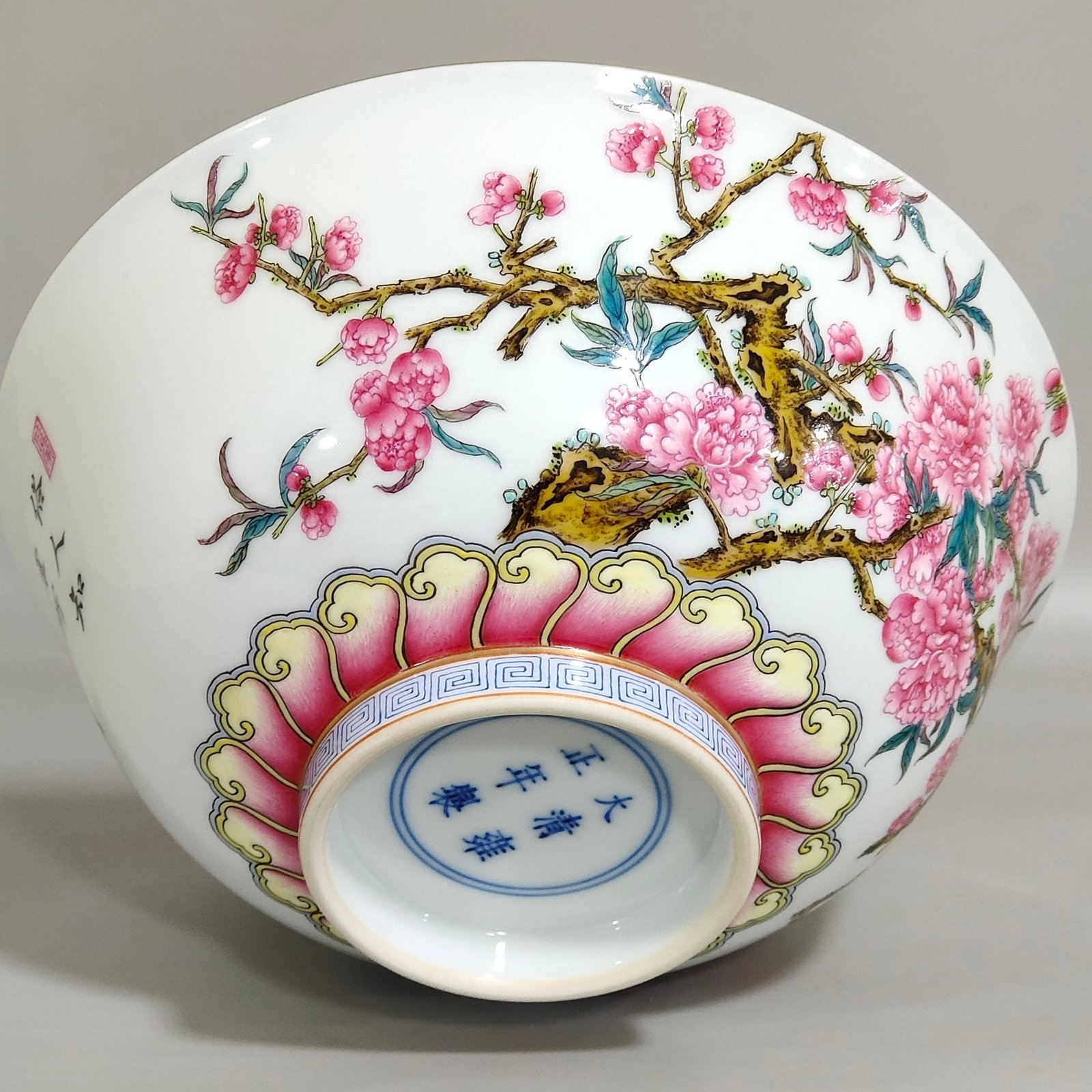 Qing Dynasty Yongzheng peach blossom poetry bowl