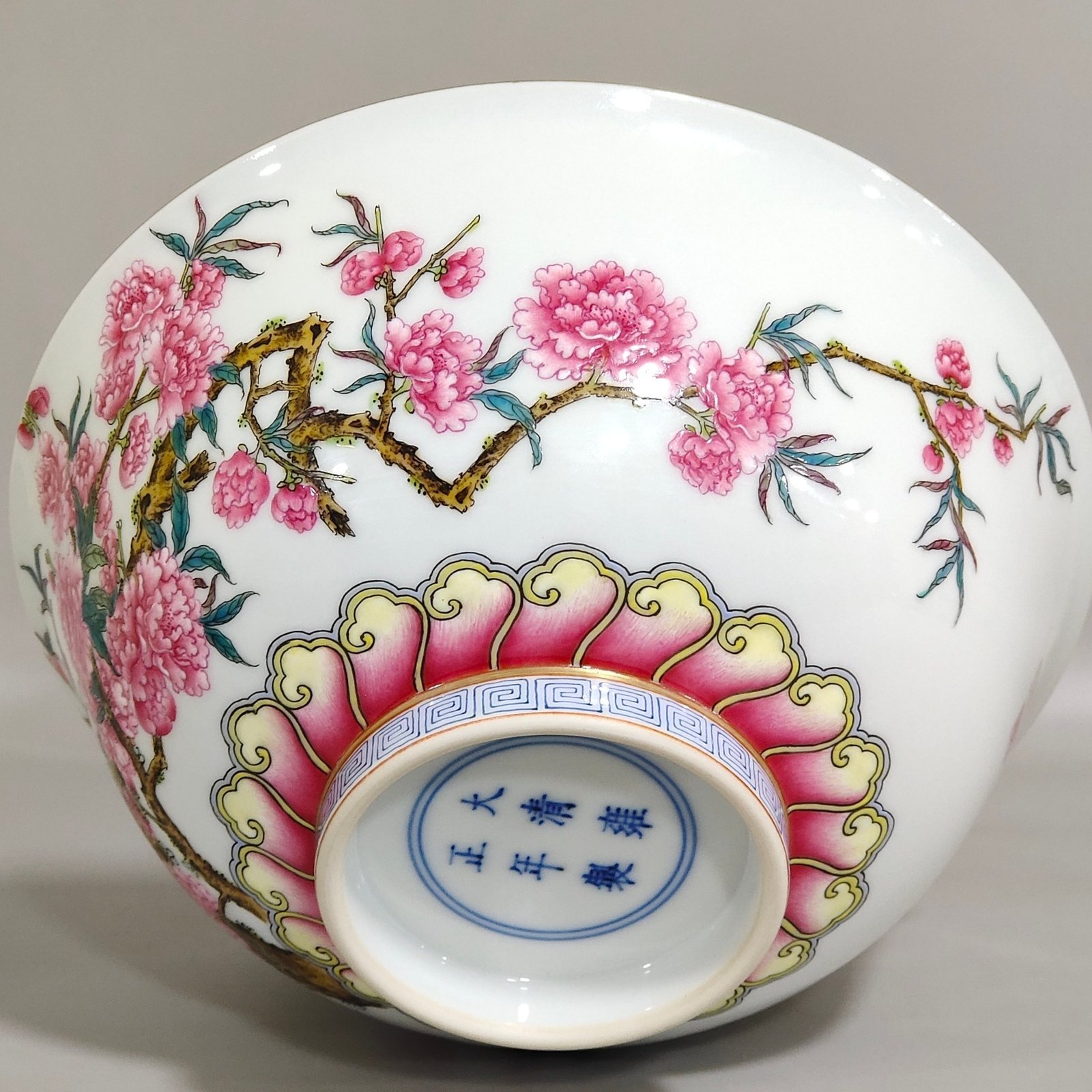 Qing Dynasty Yongzheng peach blossom poetry bowl