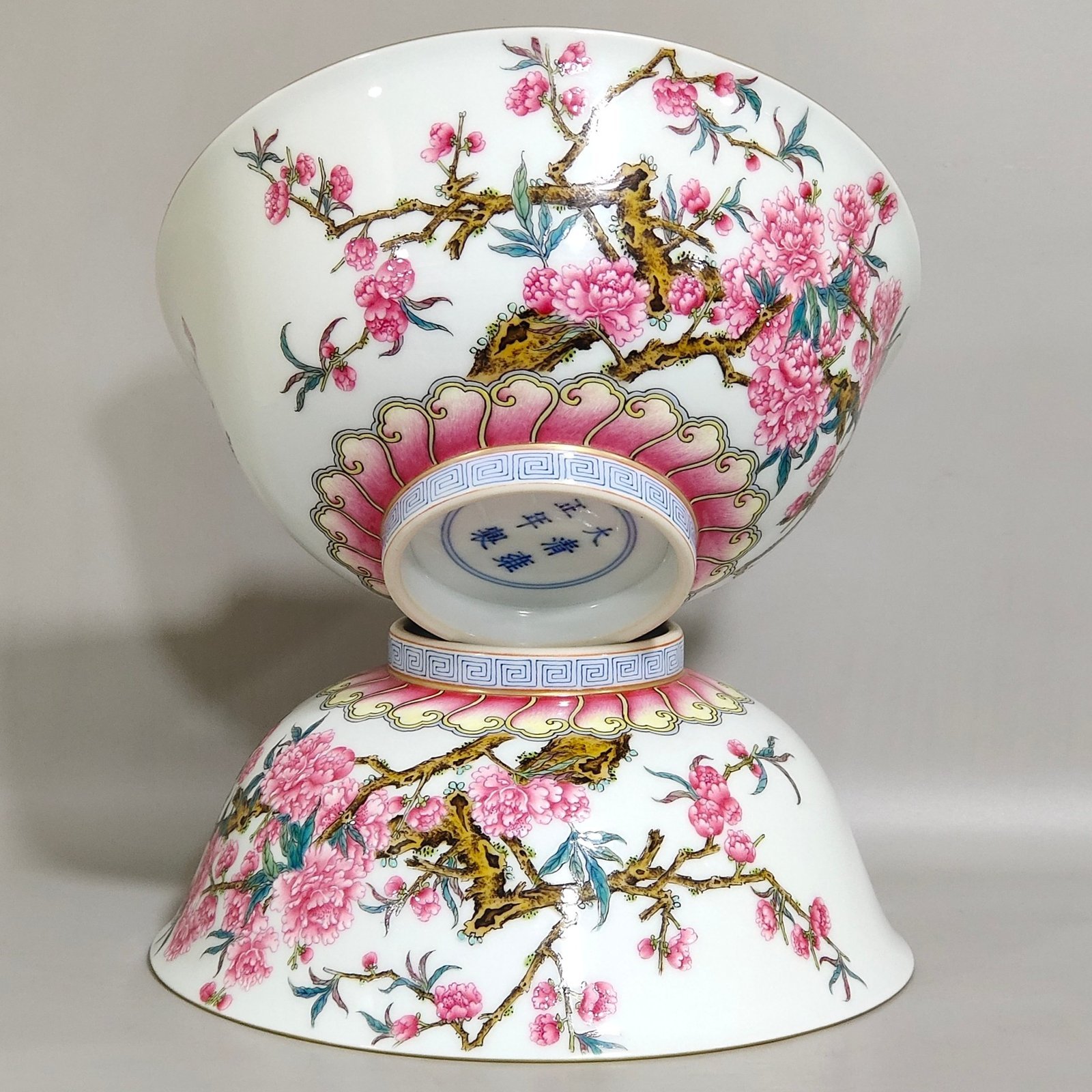 Qing Dynasty Yongzheng peach blossom poetry bowl