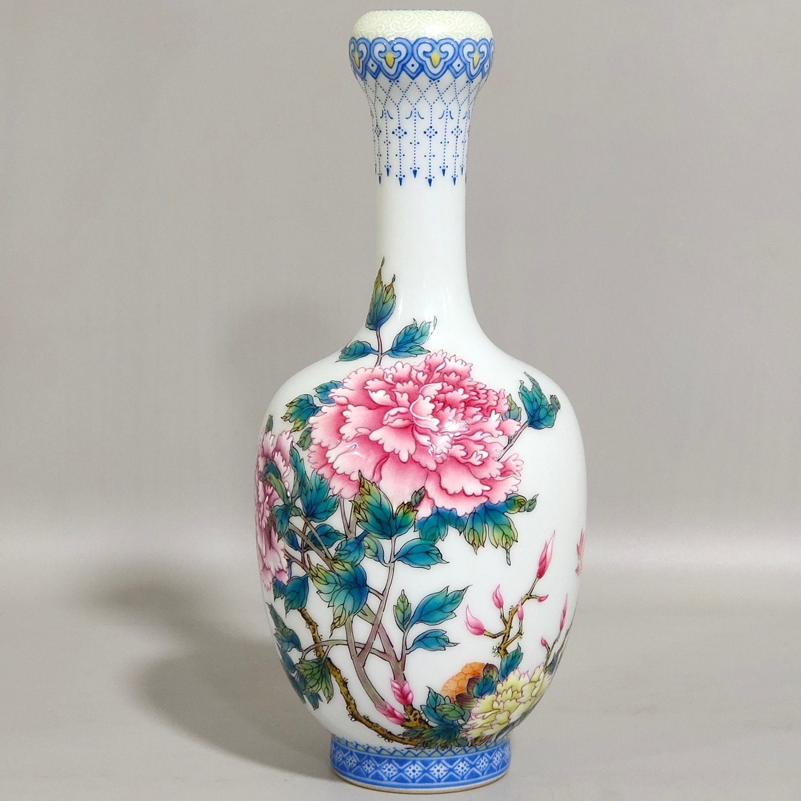 Qing Dynasty Yongzheng poem on peonies and garlic vase