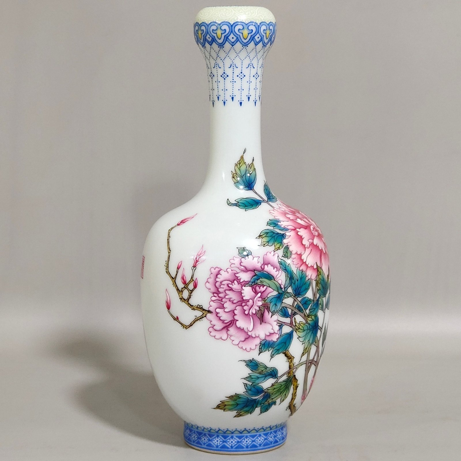 Qing Dynasty Yongzheng poem on peonies and garlic vase