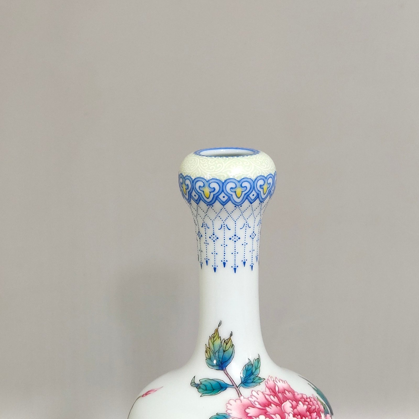 Qing Dynasty Yongzheng poem on peonies and garlic vase