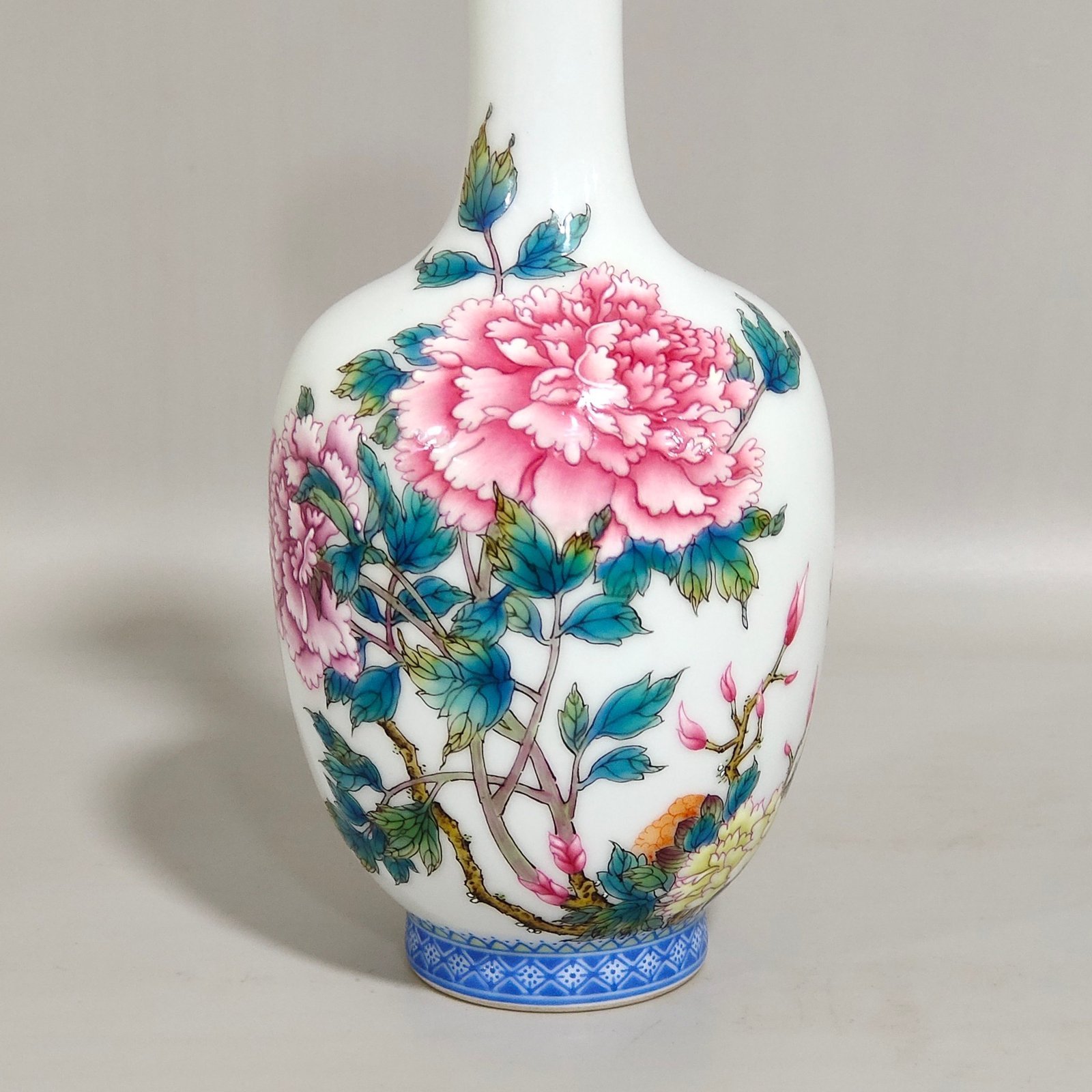 Qing Dynasty Yongzheng poem on peonies and garlic vase