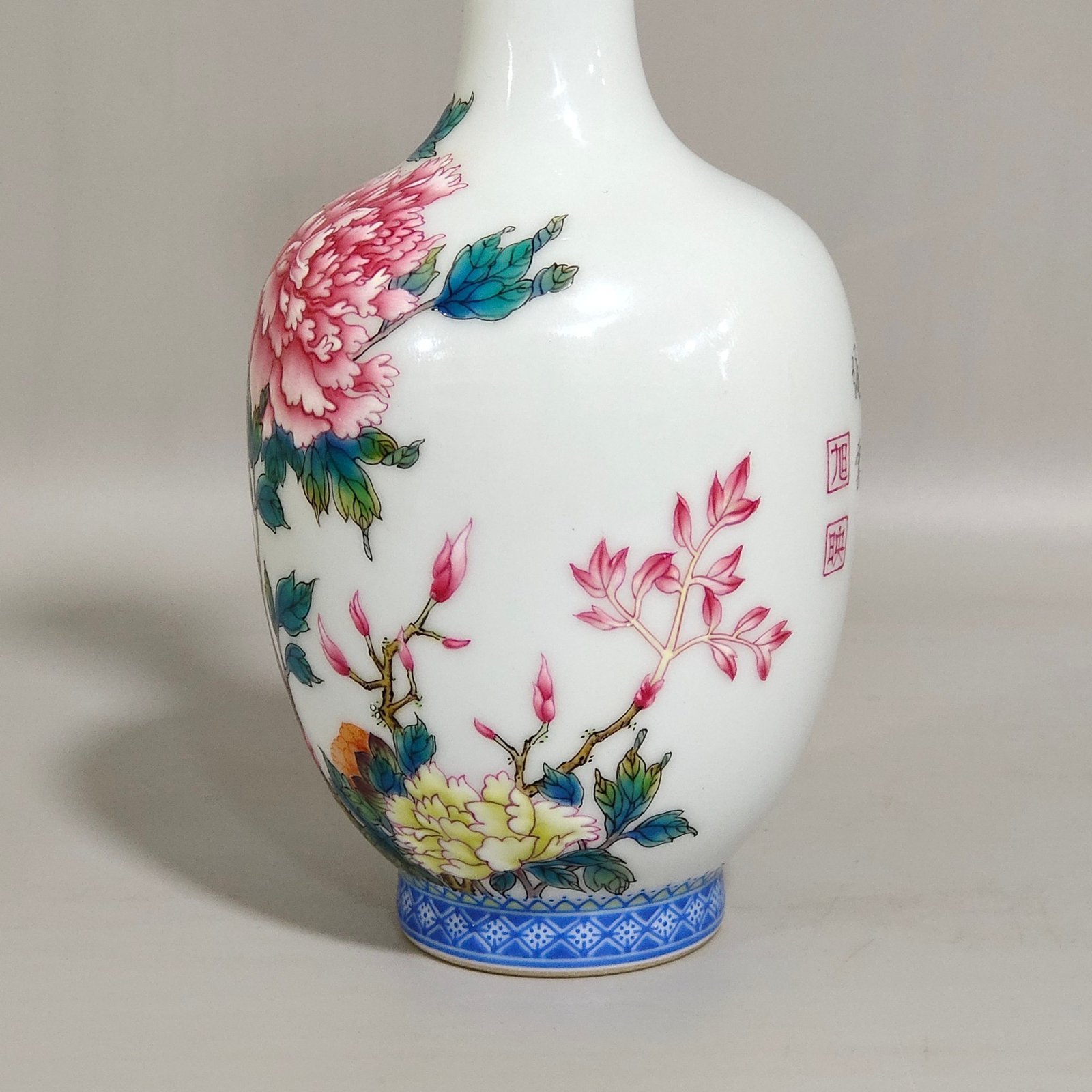 Qing Dynasty Yongzheng poem on peonies and garlic vase