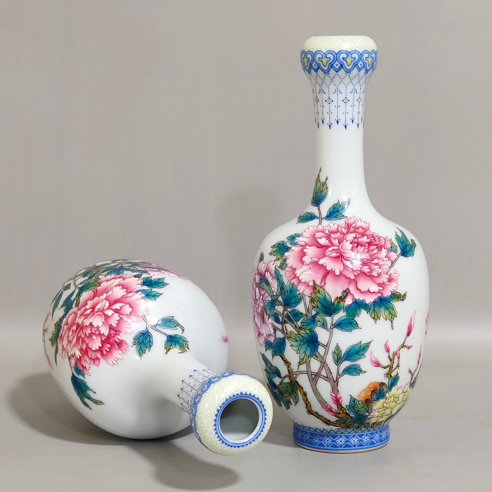 Qing Dynasty Yongzheng poem on peonies and garlic vase