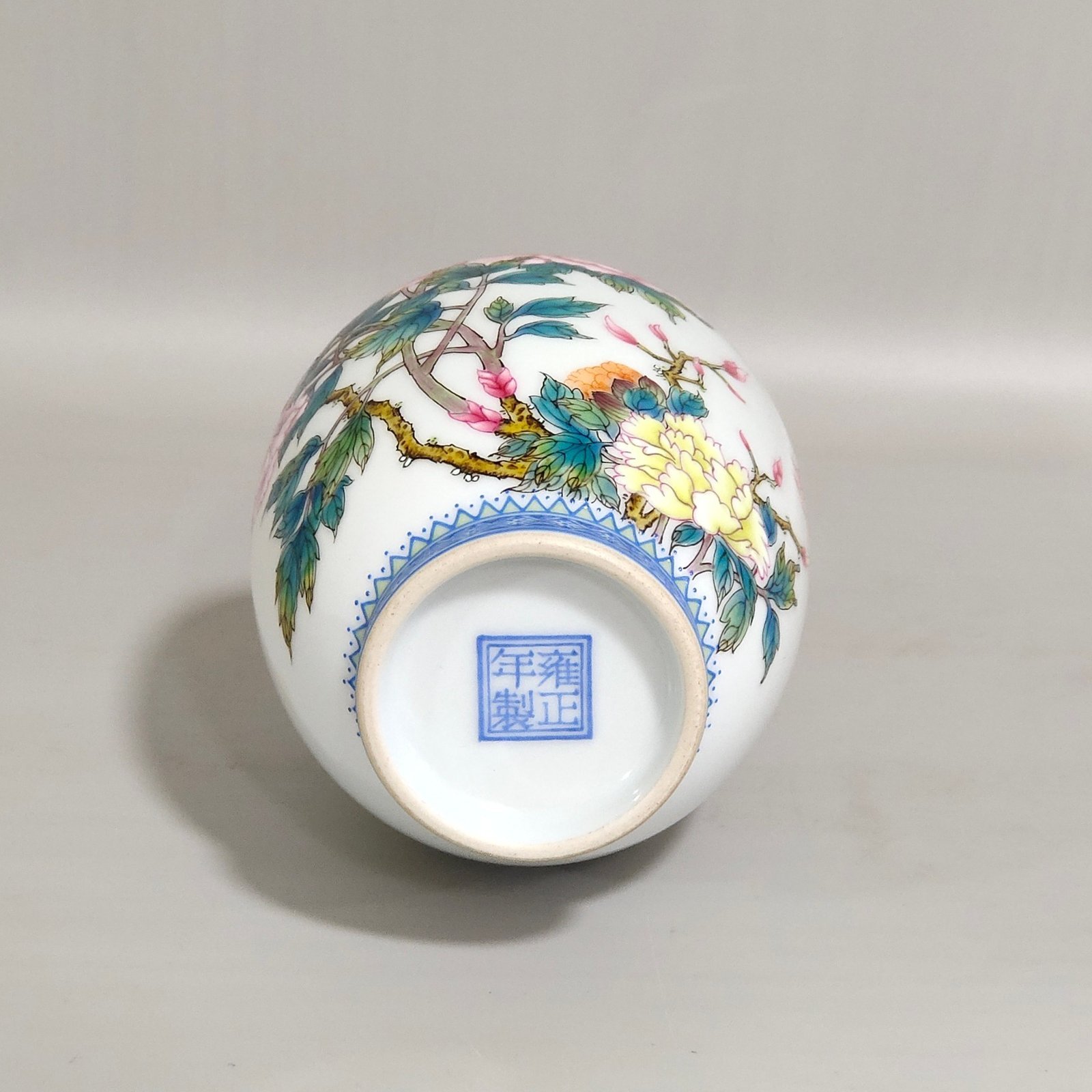 Qing Dynasty Yongzheng poem on peonies and garlic vase
