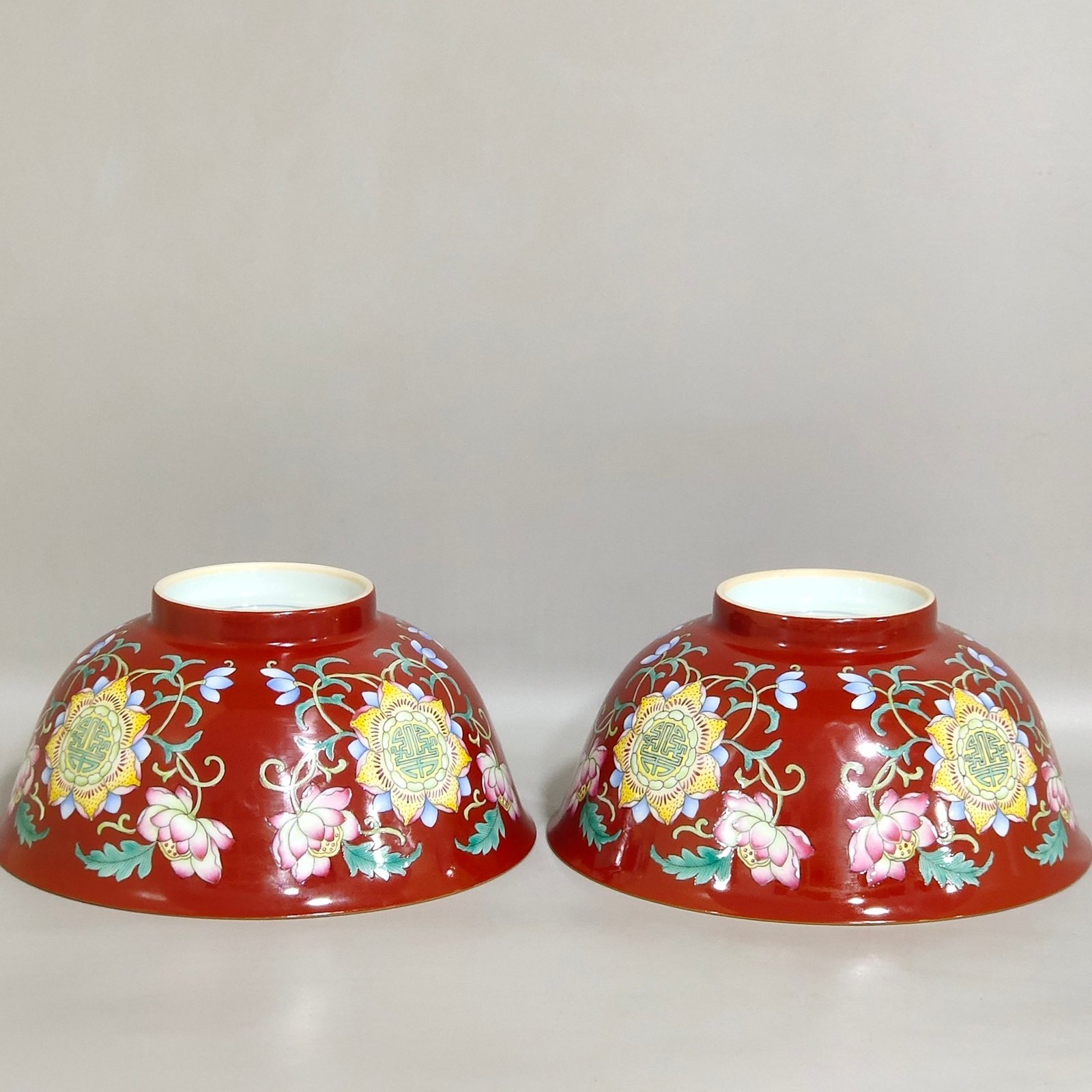 Qing Dynasty Yongzheng coral red floral longevity bowl