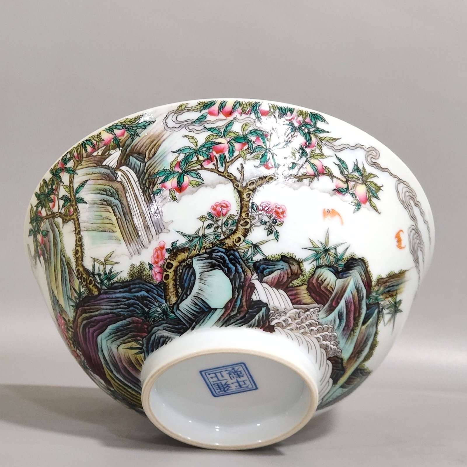 Qing Dynasty Yongzheng enamel enamel bowl inscribed with poems about mountains and seas
